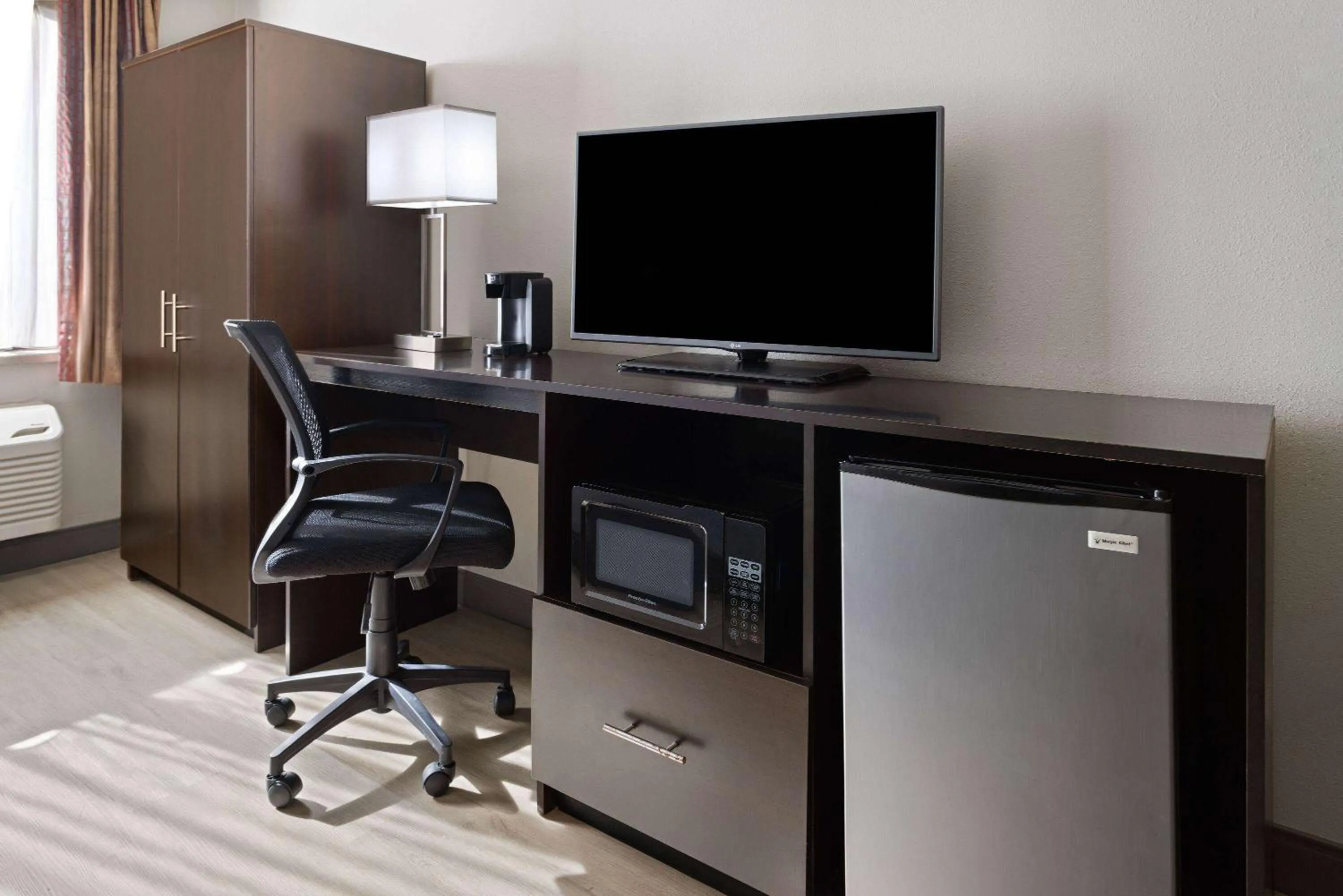 Photo of the whole room in Baymont by Wyndham Newark at University of Delaware