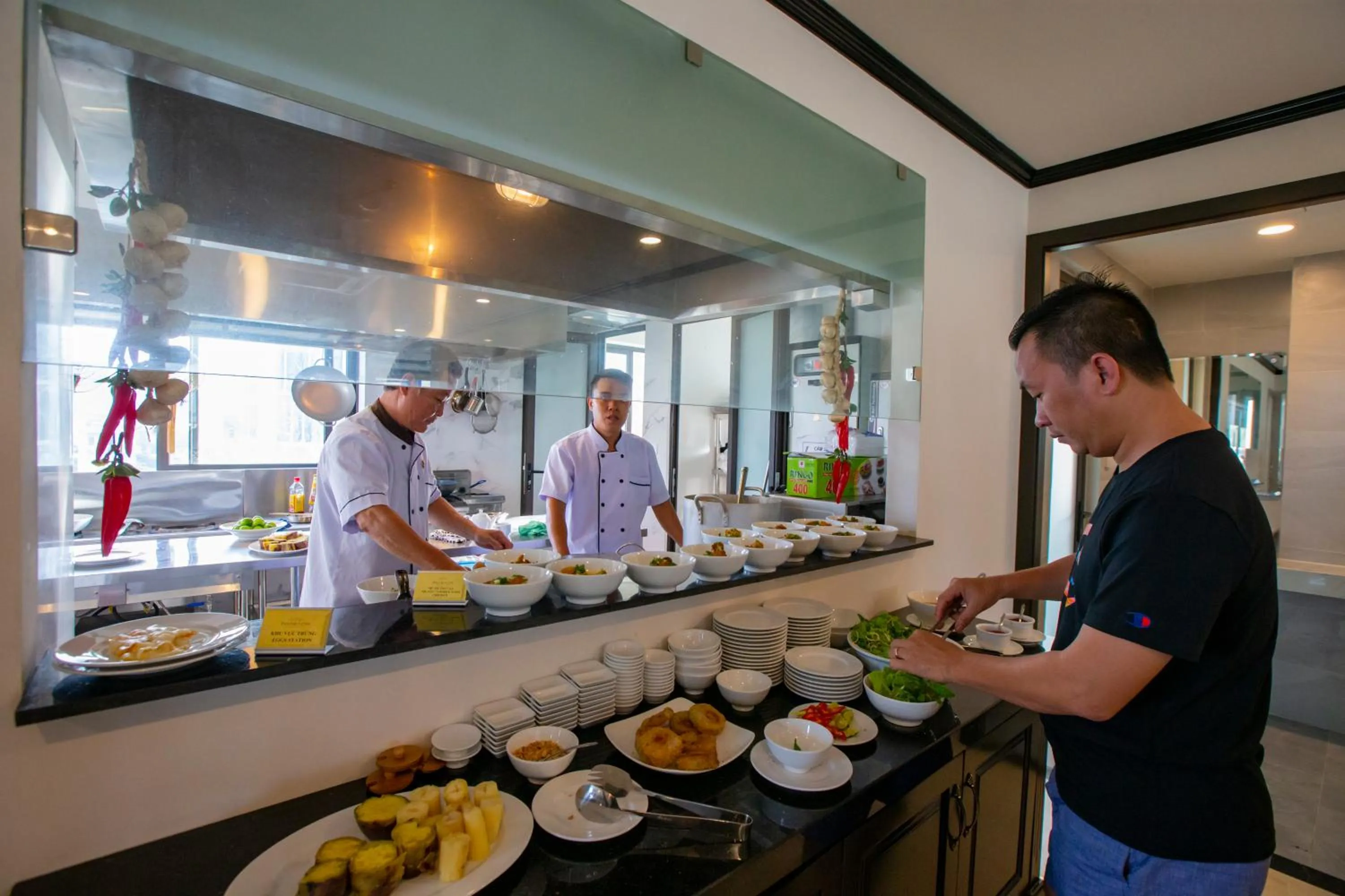 Restaurant/places to eat in Pharaoh Boutique Hotel Danang