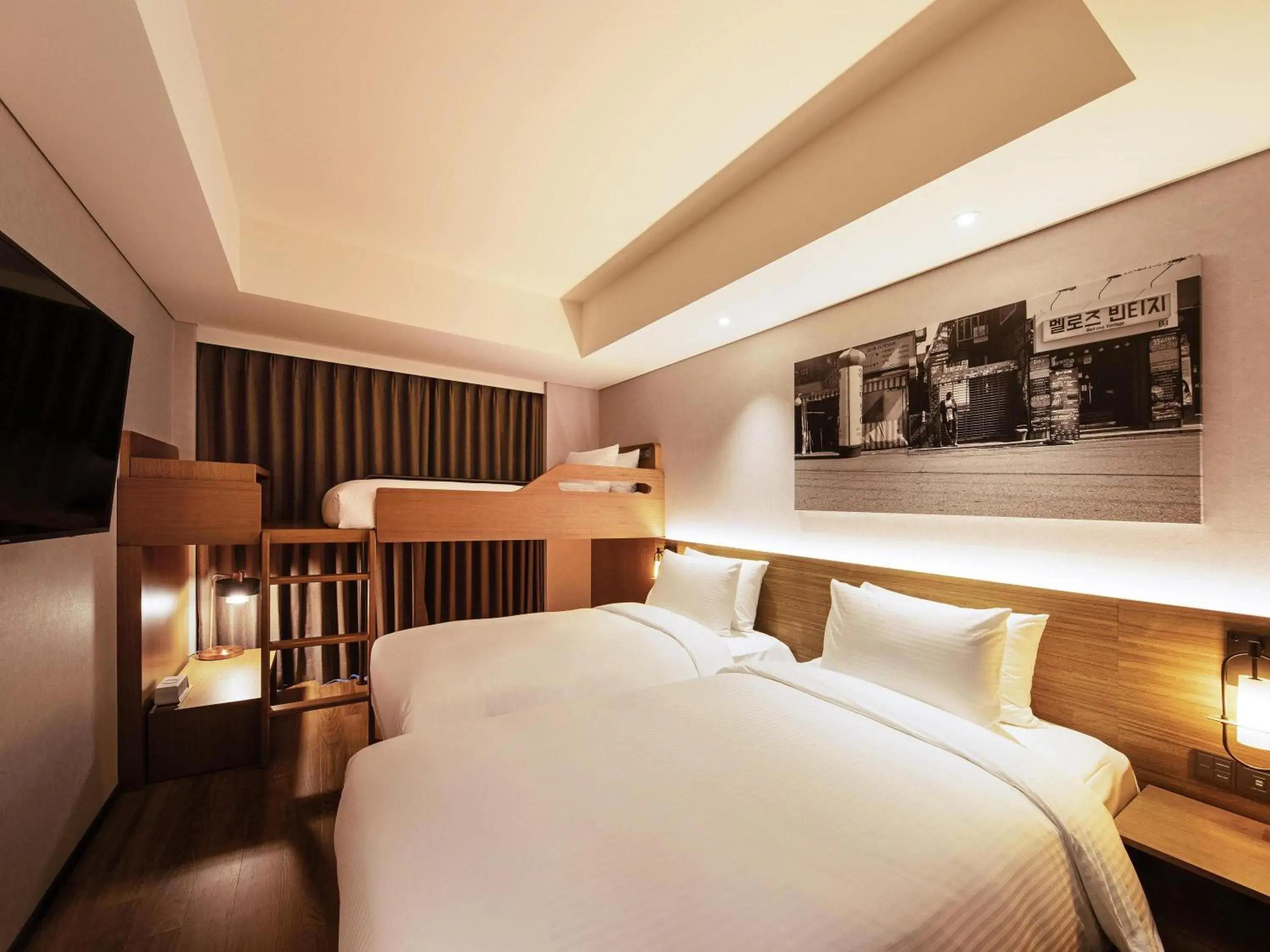 Superior Triple Room with Three Single Beds in Mercure Ambassador Seoul Hongdae Superior Triple Room with Three Single Beds in Mercure Ambassador Seoul Hongdae