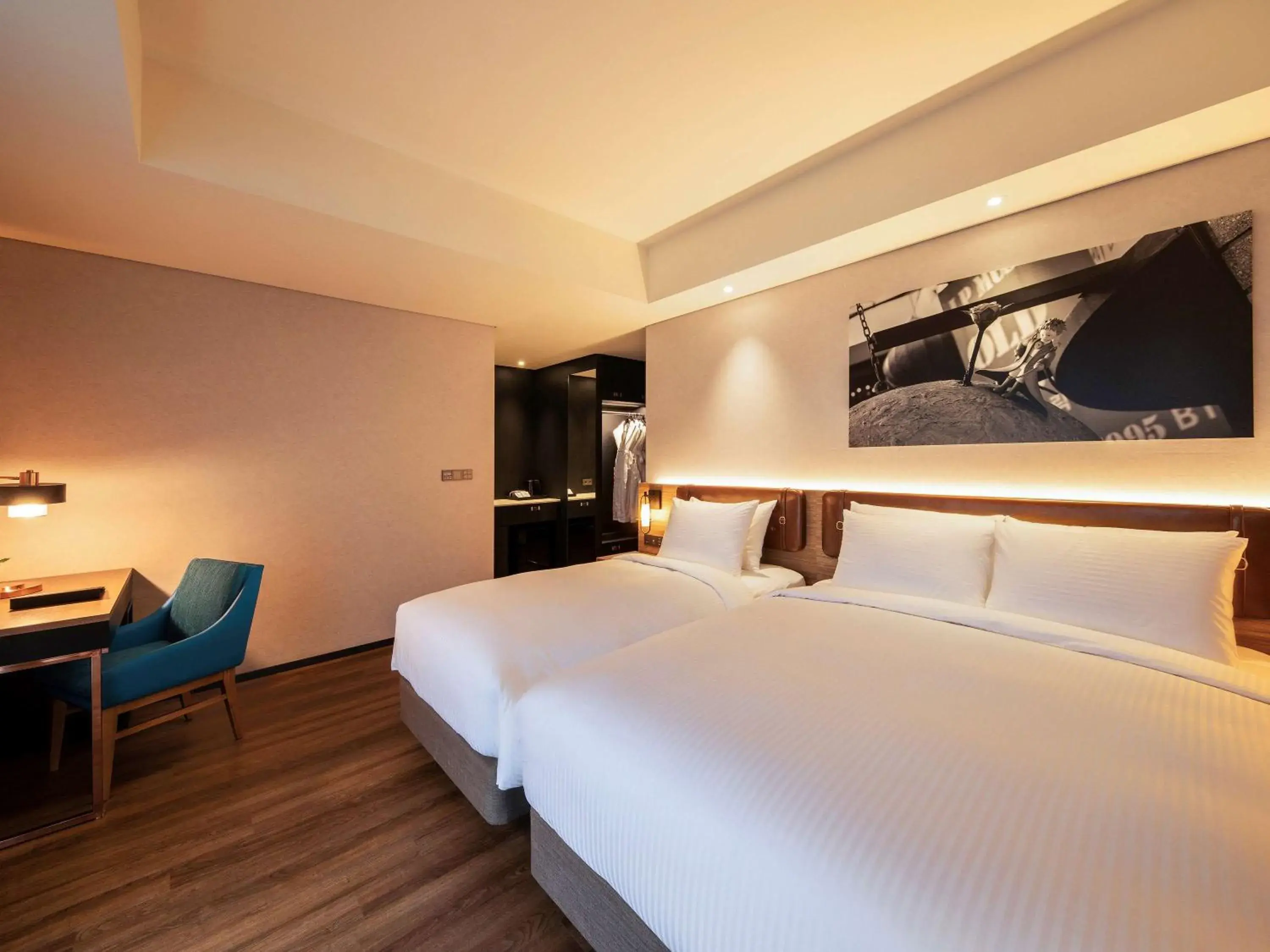 Superior Room with One Queen and One Single Bed in Mercure Ambassador Seoul Hongdae Superior Room with One Queen and One Single Bed in Mercure Ambassador Seoul Hongdae