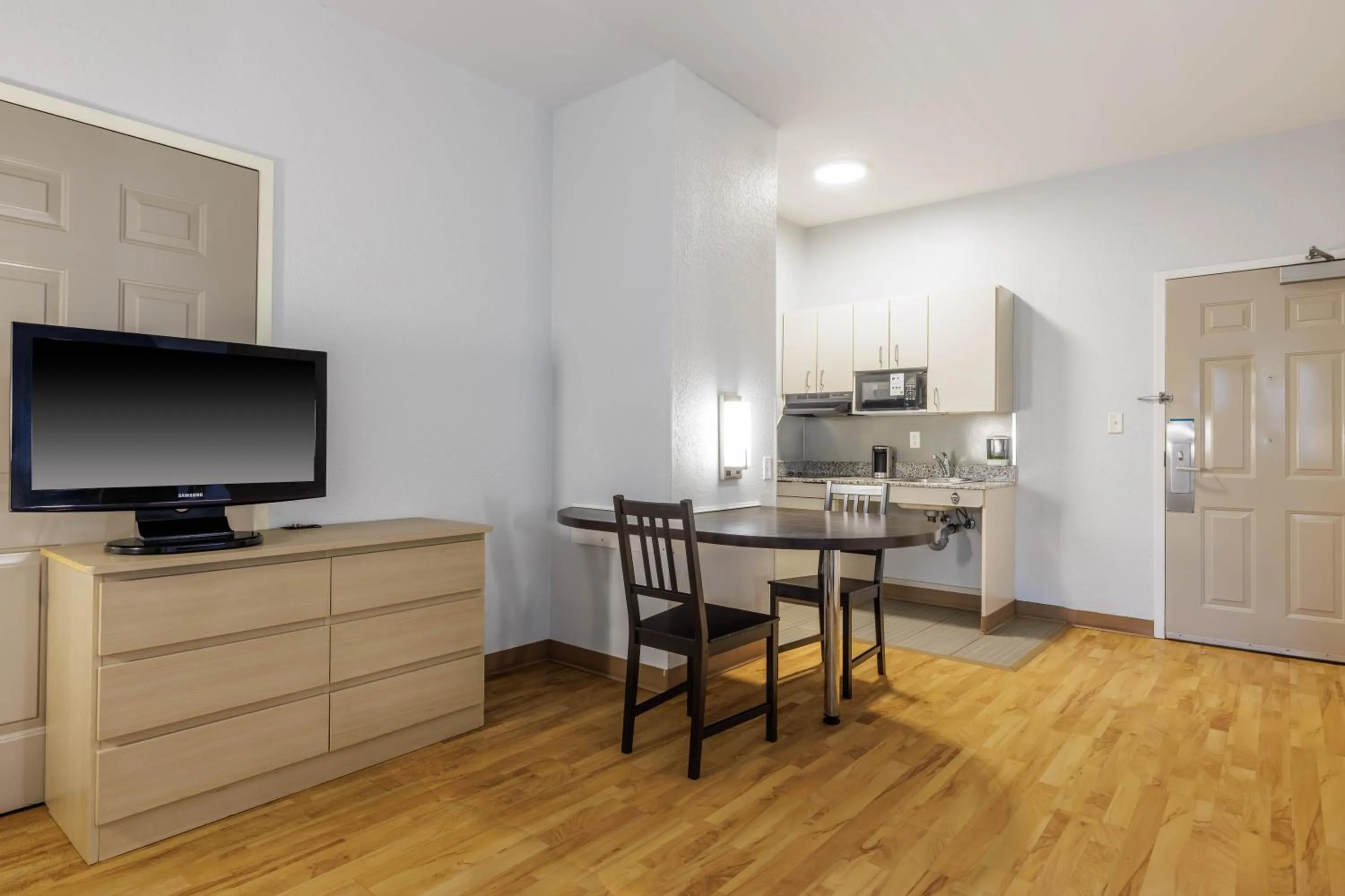 Kitchen or kitchenette in Studio 6 Toronto - Mississauga with Kitchenettes