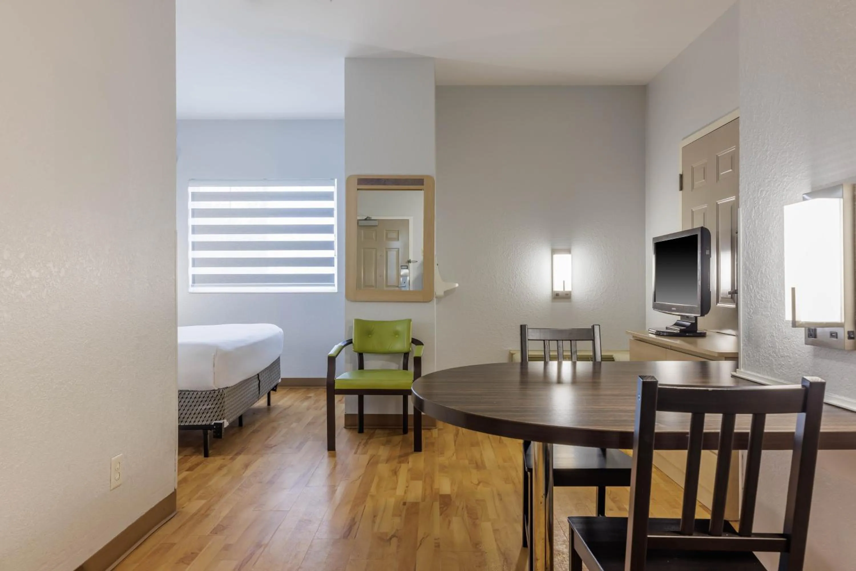 Living room, Bed in Studio 6 Toronto - Mississauga with Kitchenettes