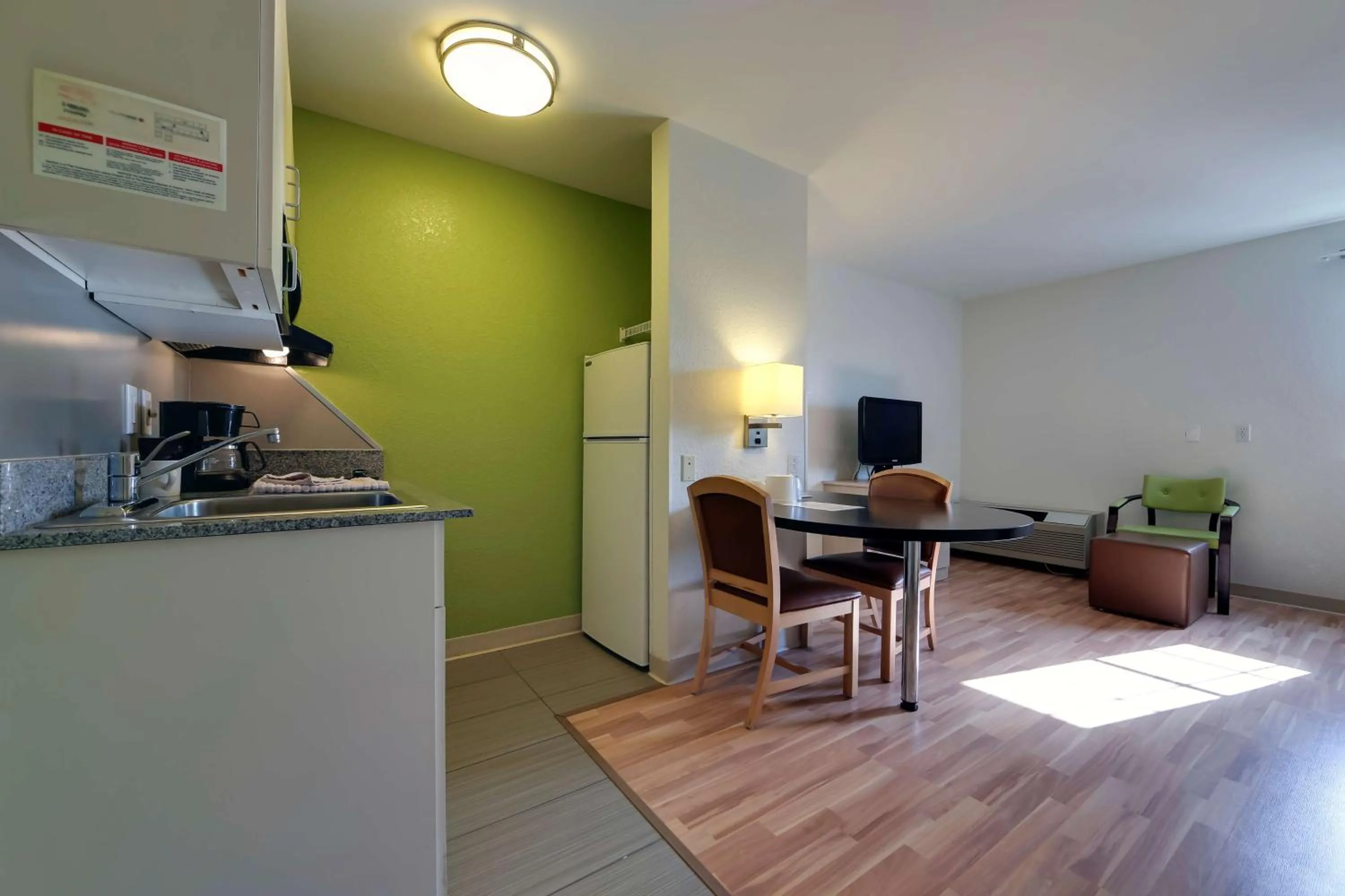 Photo of the whole room in Studio 6 Toronto - Mississauga with Kitchenettes