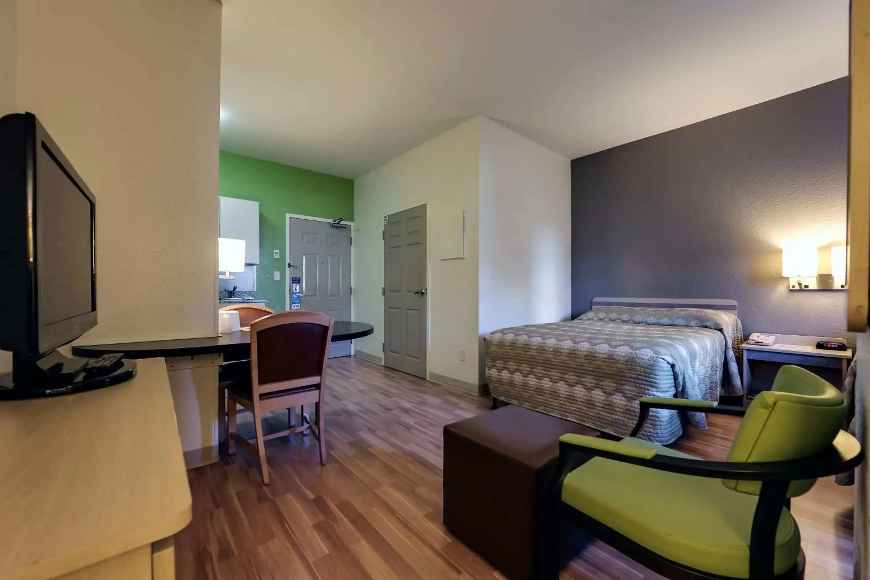 Queen Room - Non-Smoking in Studio 6 Toronto - Mississauga with Kitchenettes Queen Room - Non-Smoking in Studio 6 Toronto - Mississauga with Kitchenettes