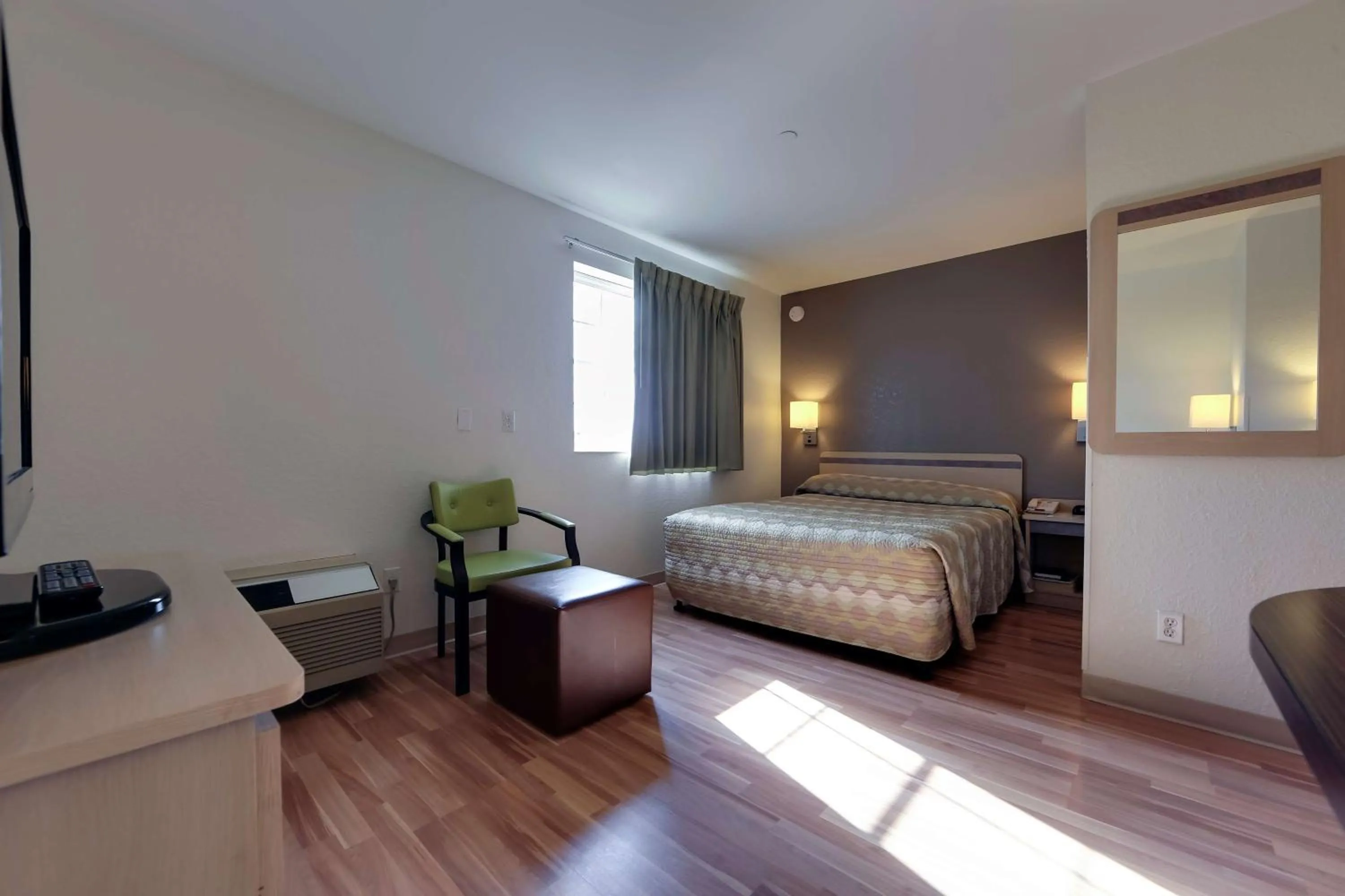 Photo of the whole room, Bed in Studio 6 Toronto - Mississauga with Kitchenettes