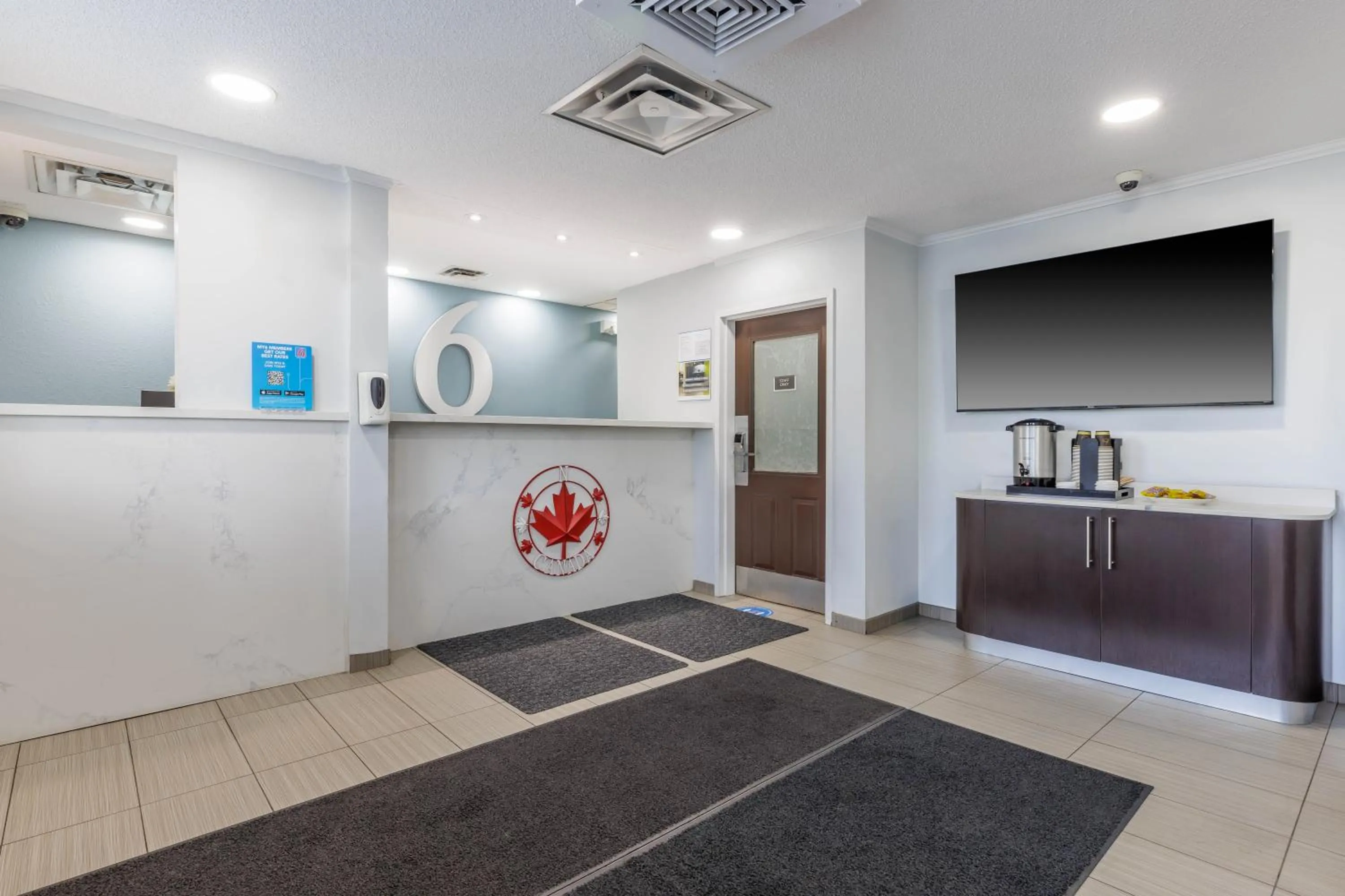 Lobby or reception in Studio 6 Toronto - Mississauga with Kitchenettes