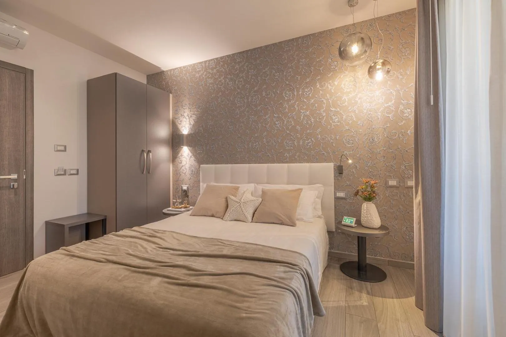 Bed in Romagna Suite Hotel