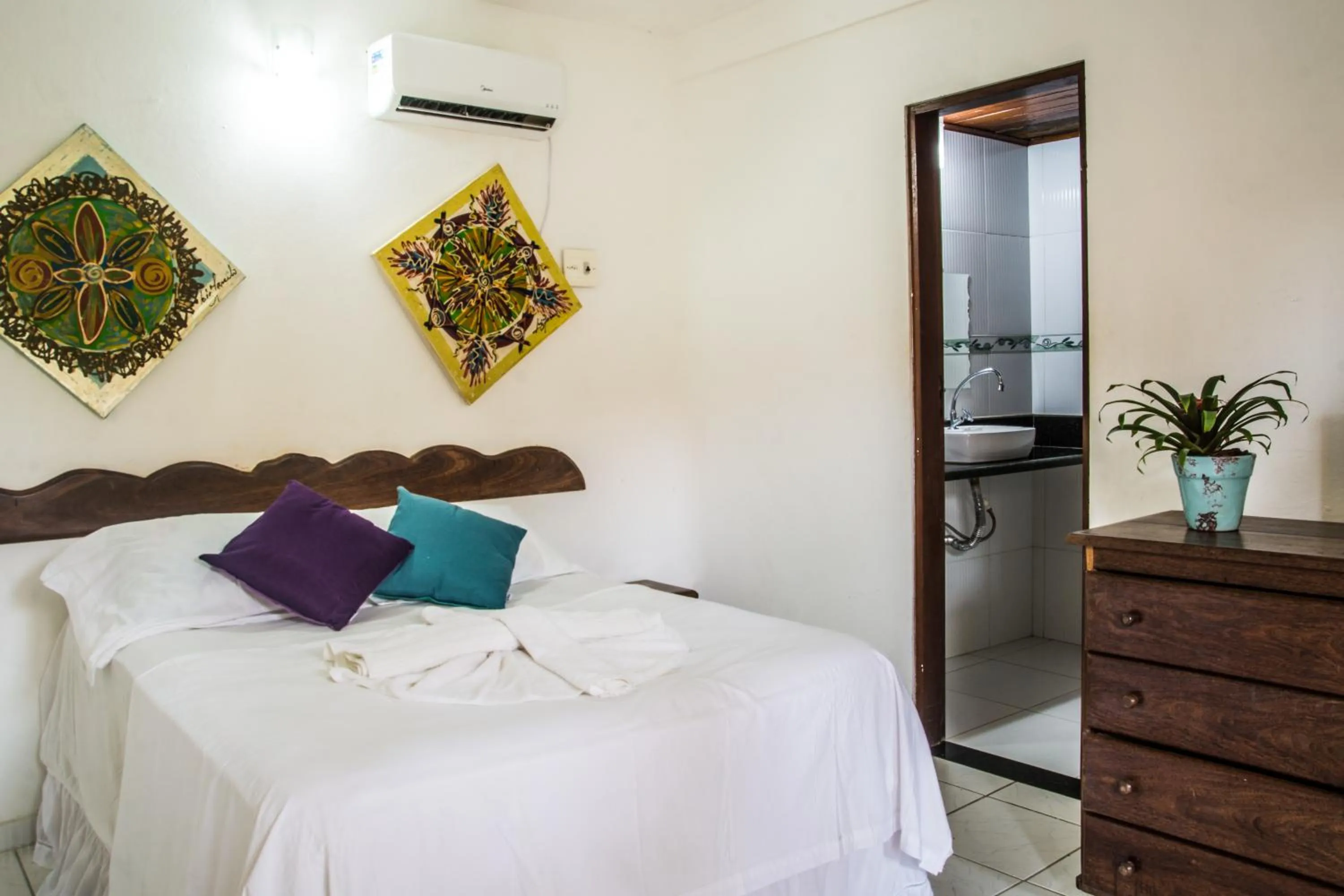 Bathroom, Bed in Pousada Grauçá