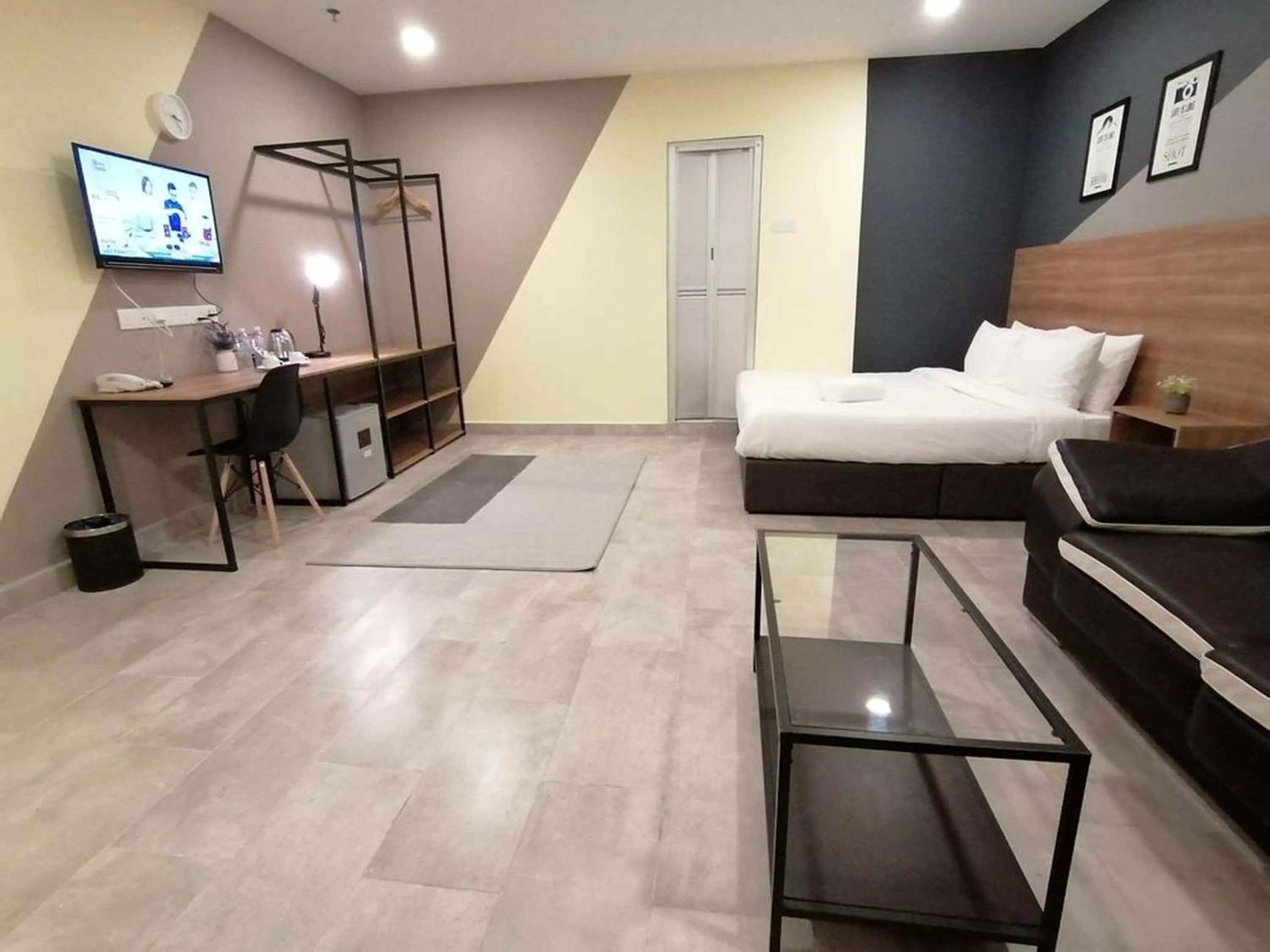 Communal lounge/ TV room, Bed in T-hotel Mont Kiara