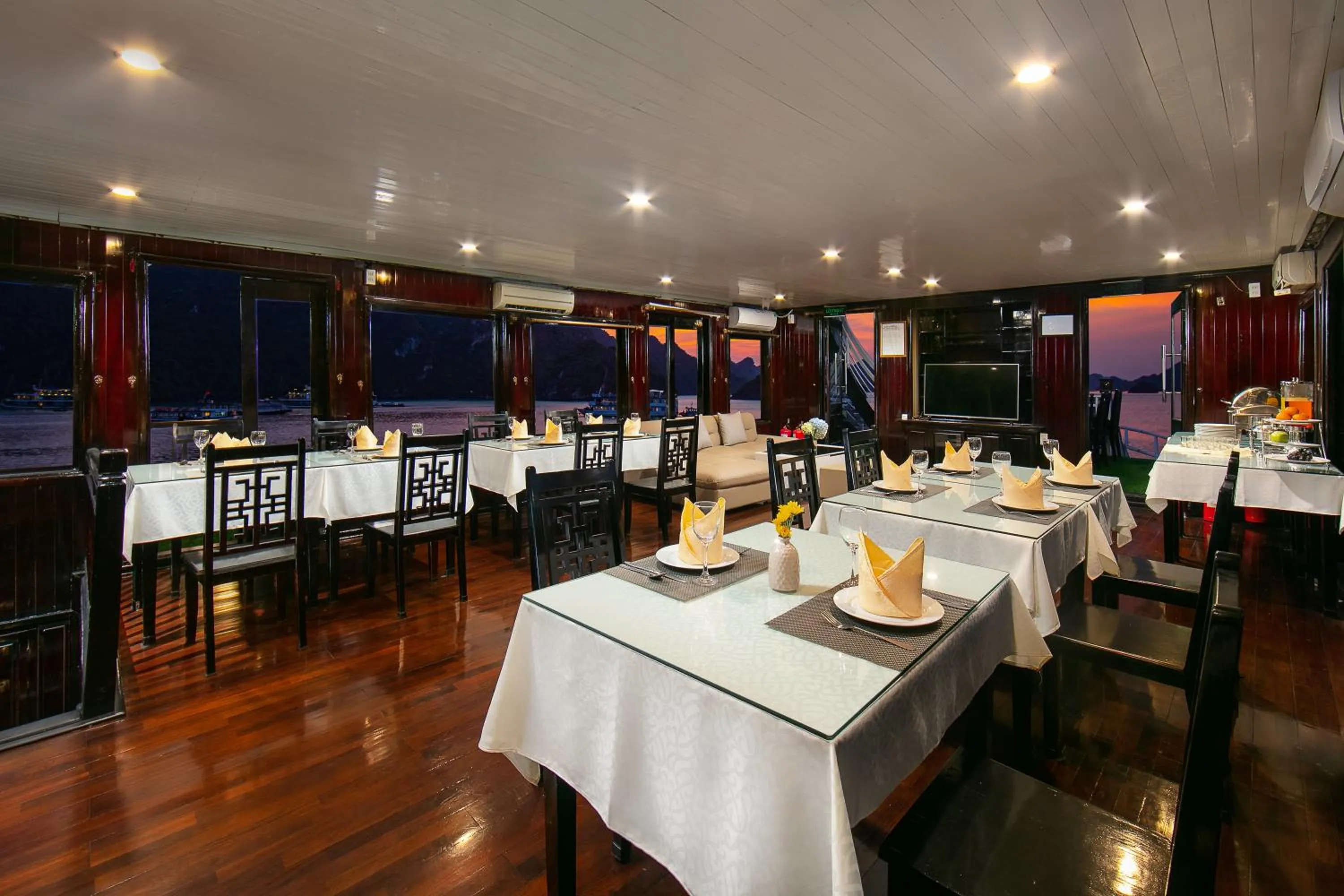 Restaurant/places to eat in Halong Fantasea Cruise