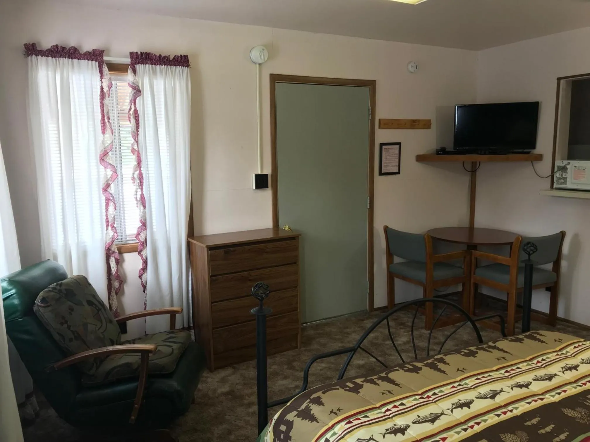 Bed in Grandview Cabins & RV Resort