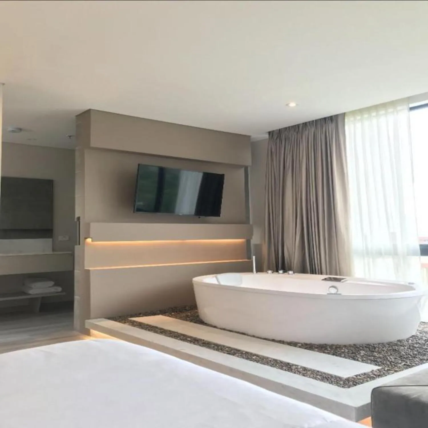 Bath, Bed in Hotel York Luxury Suites Medellin by Preferred