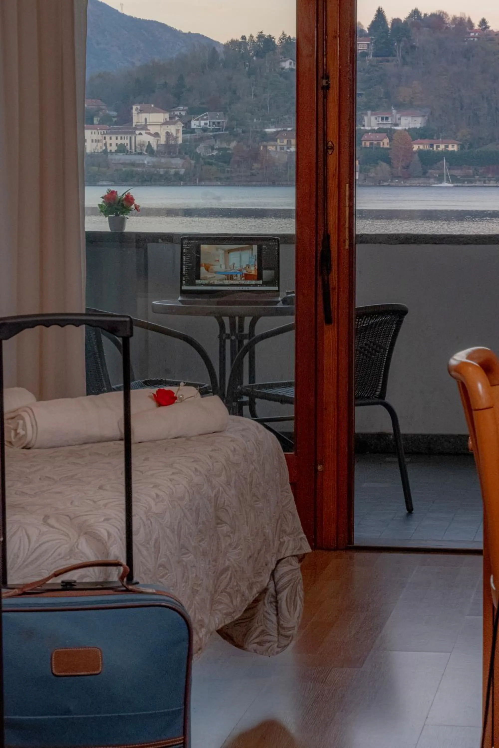 Bedroom, Bed in Hotel Chalet del Lago