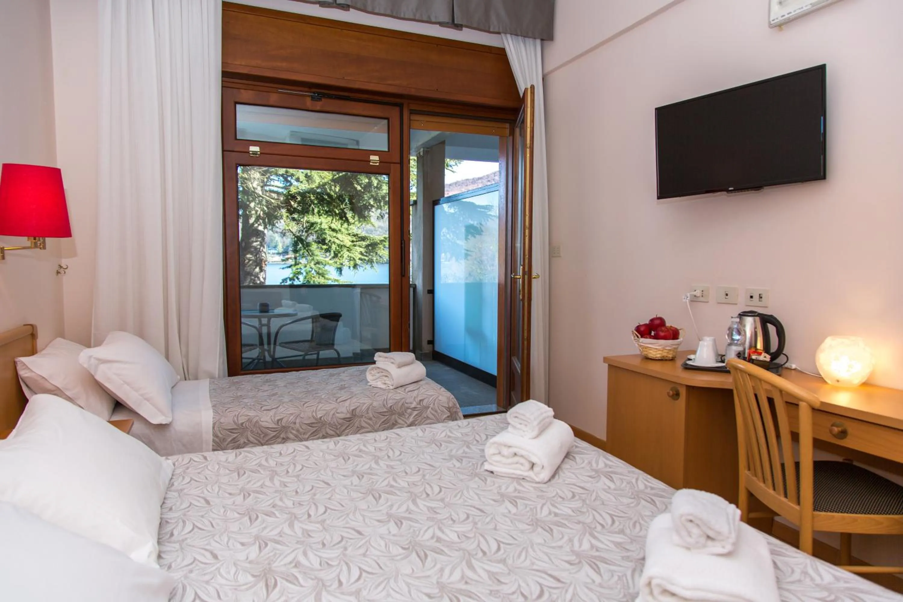 Communal lounge/ TV room, Bed in Hotel Chalet del Lago