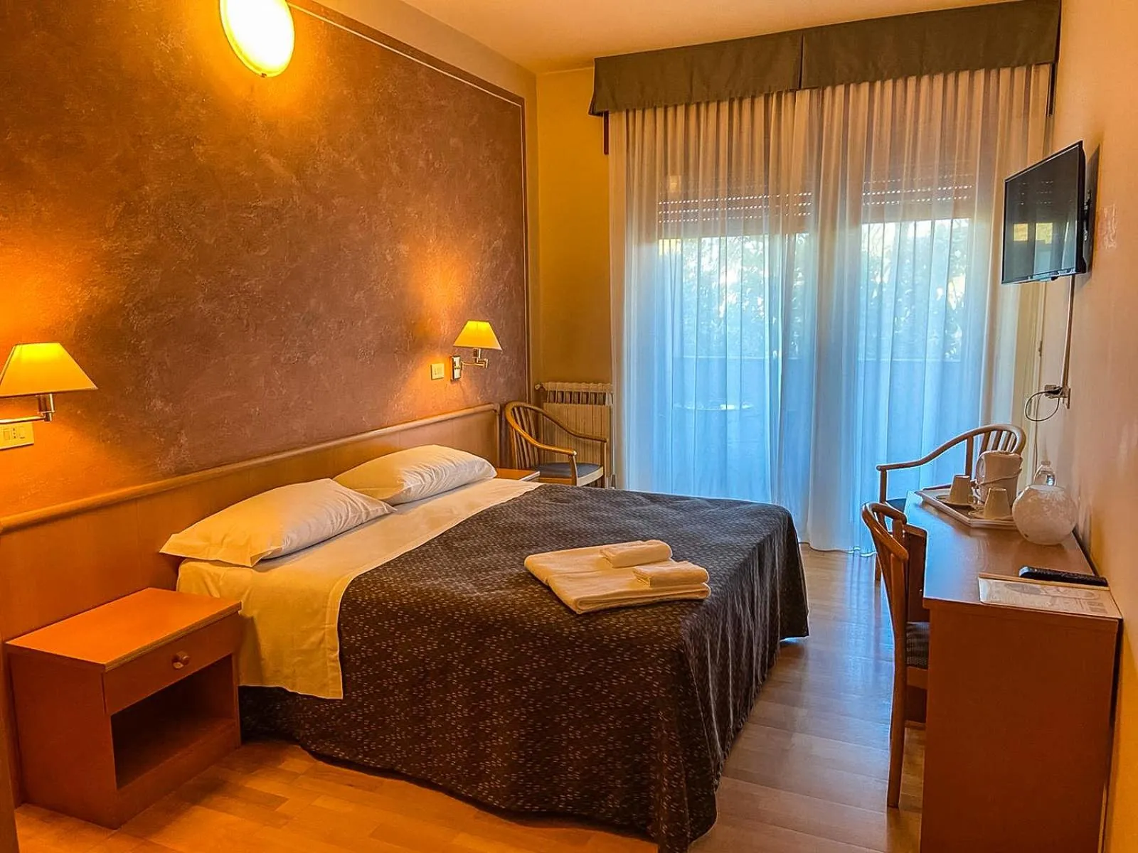 Photo of the whole room, Bed in Hotel Chalet del Lago