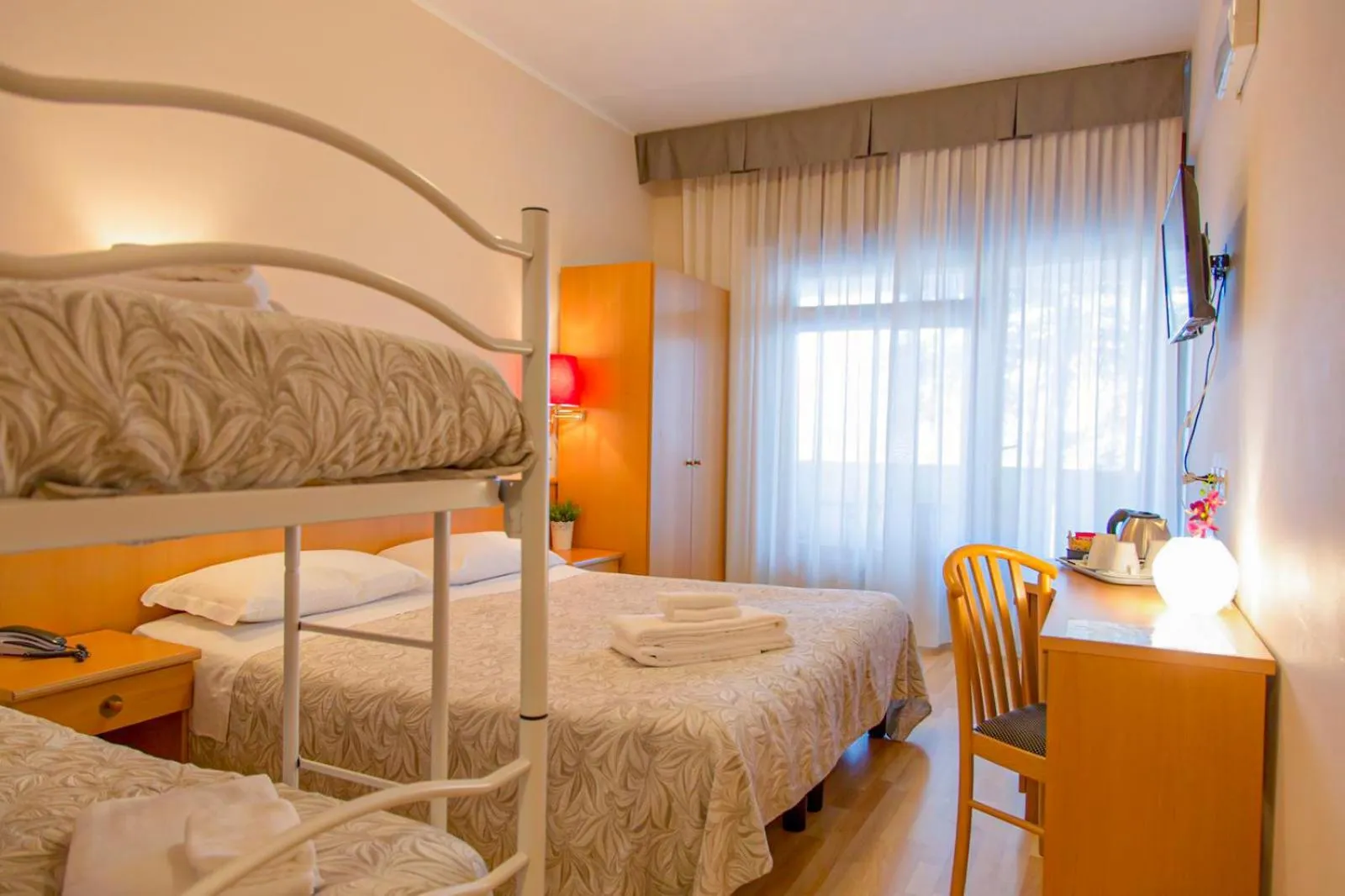 Bedroom, Bed in Hotel Chalet del Lago