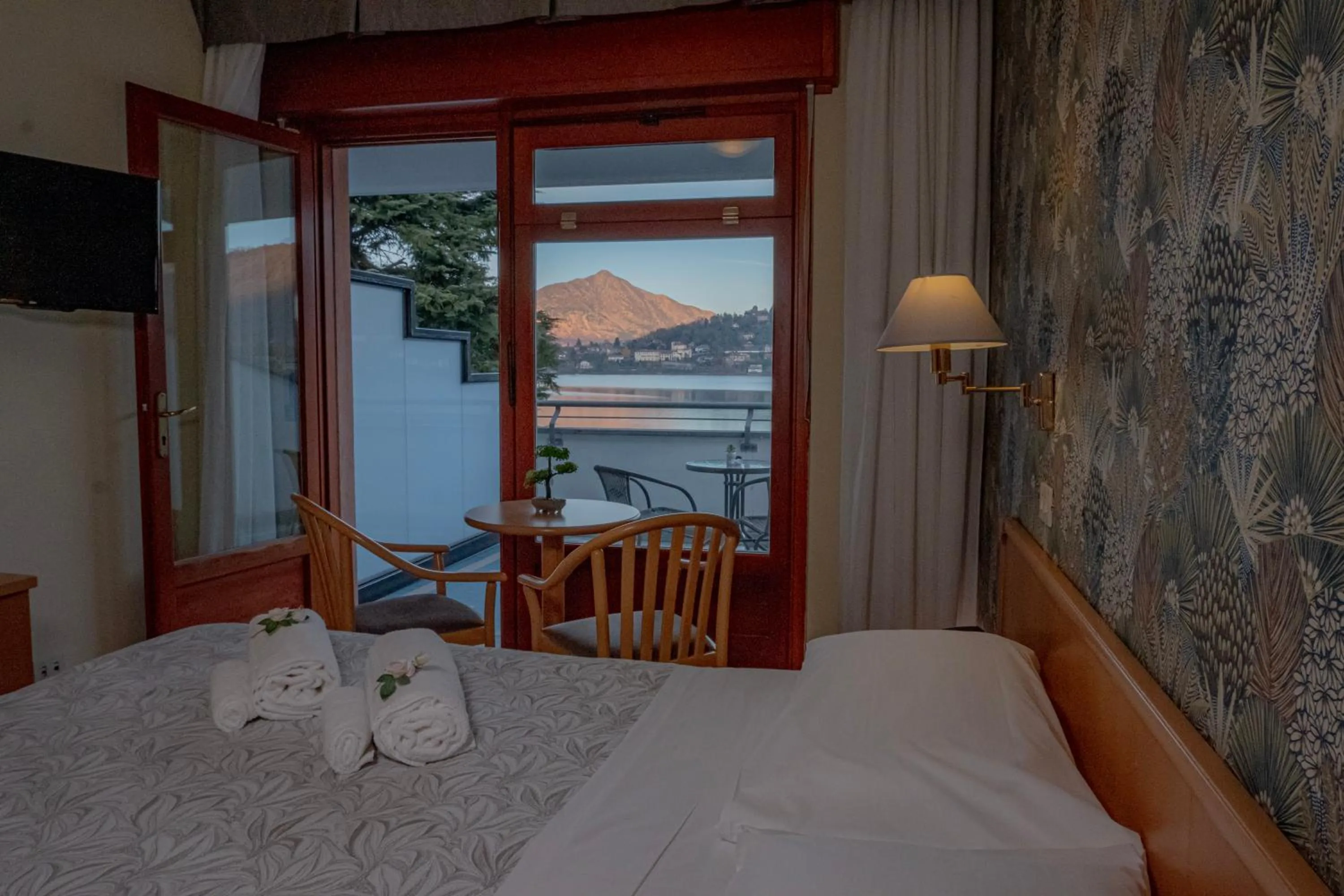 Bedroom, Bed in Hotel Chalet del Lago