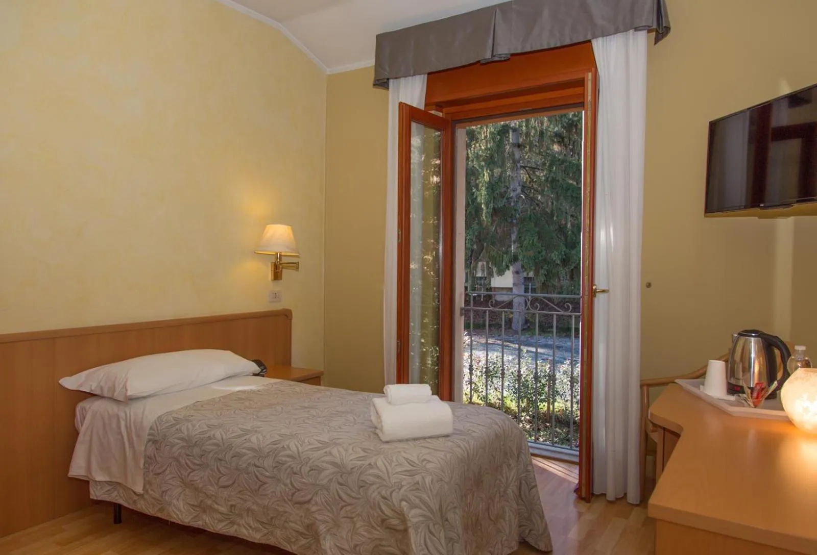 Bedroom, Bed in Hotel Chalet del Lago