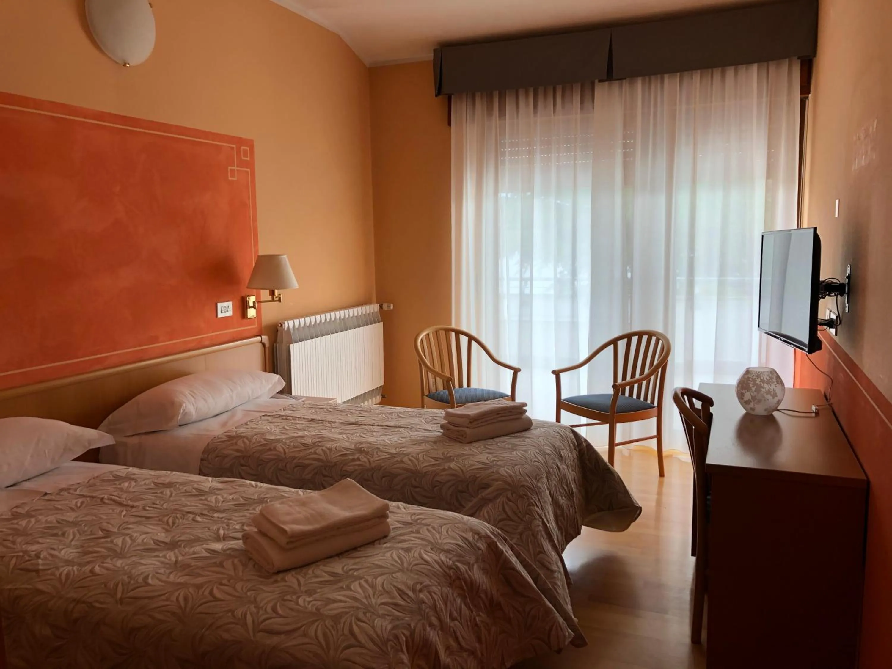 Photo of the whole room, Bed in Hotel Chalet del Lago