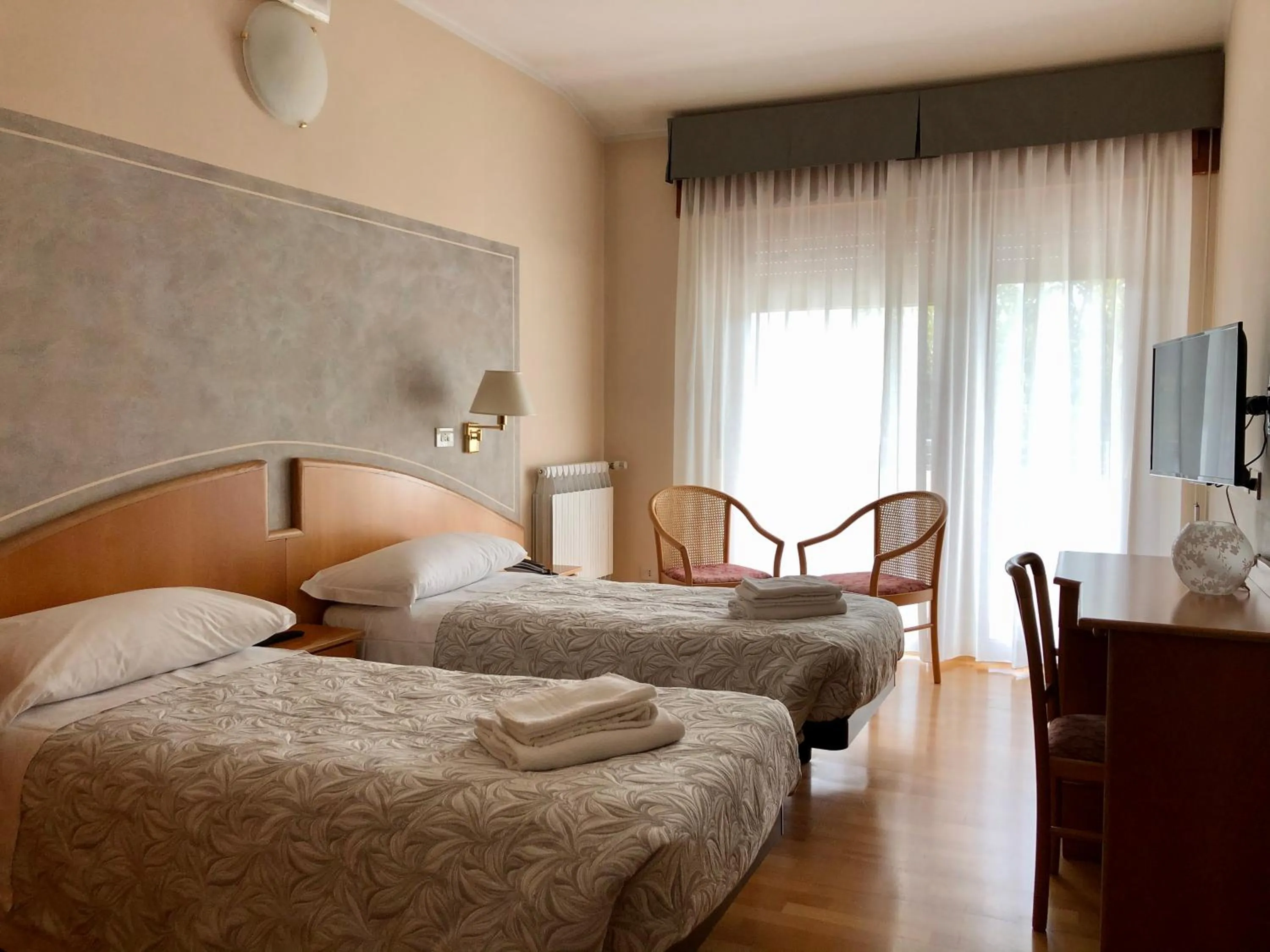 Bedroom, Bed in Hotel Chalet del Lago