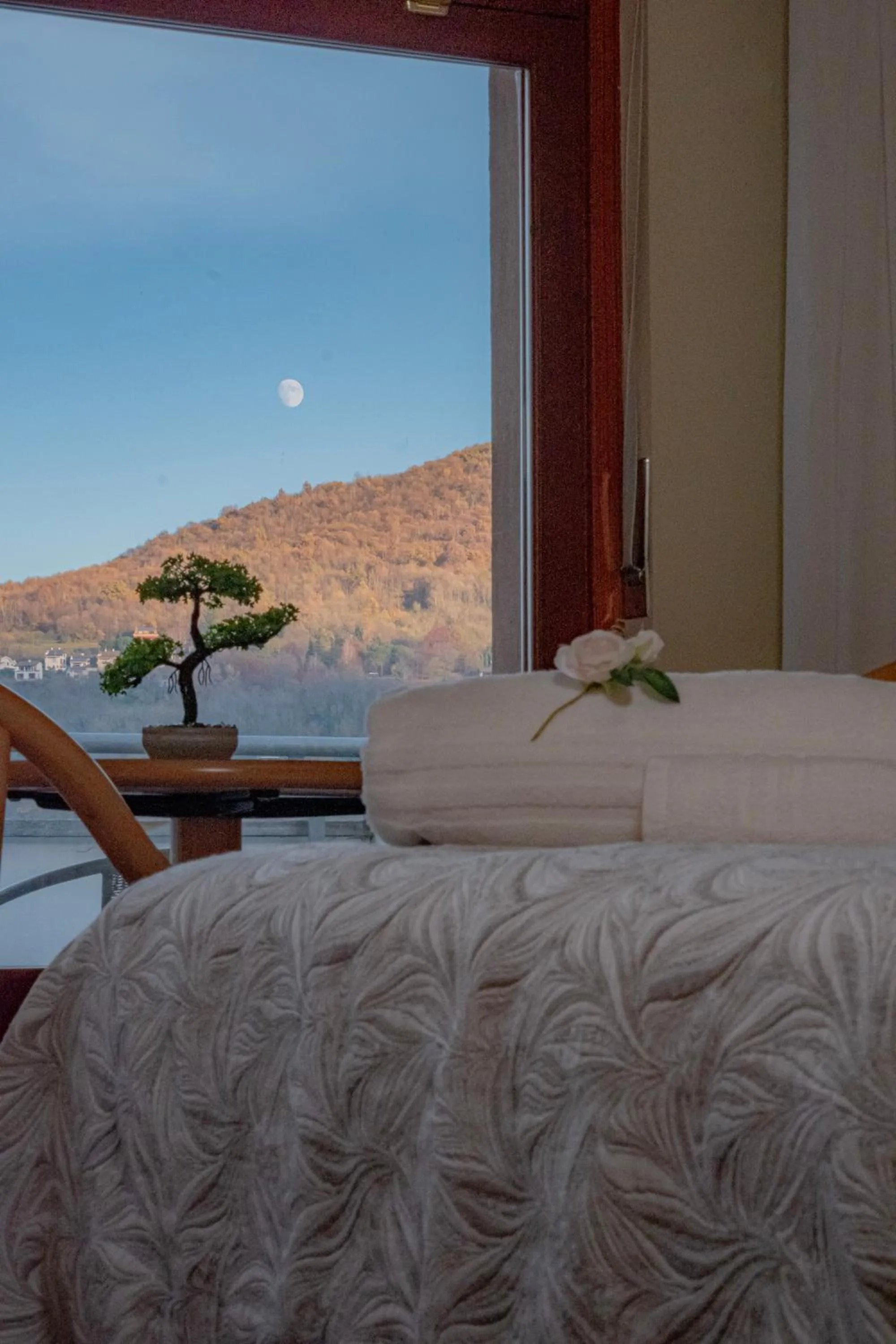 Bedroom, Bed in Hotel Chalet del Lago