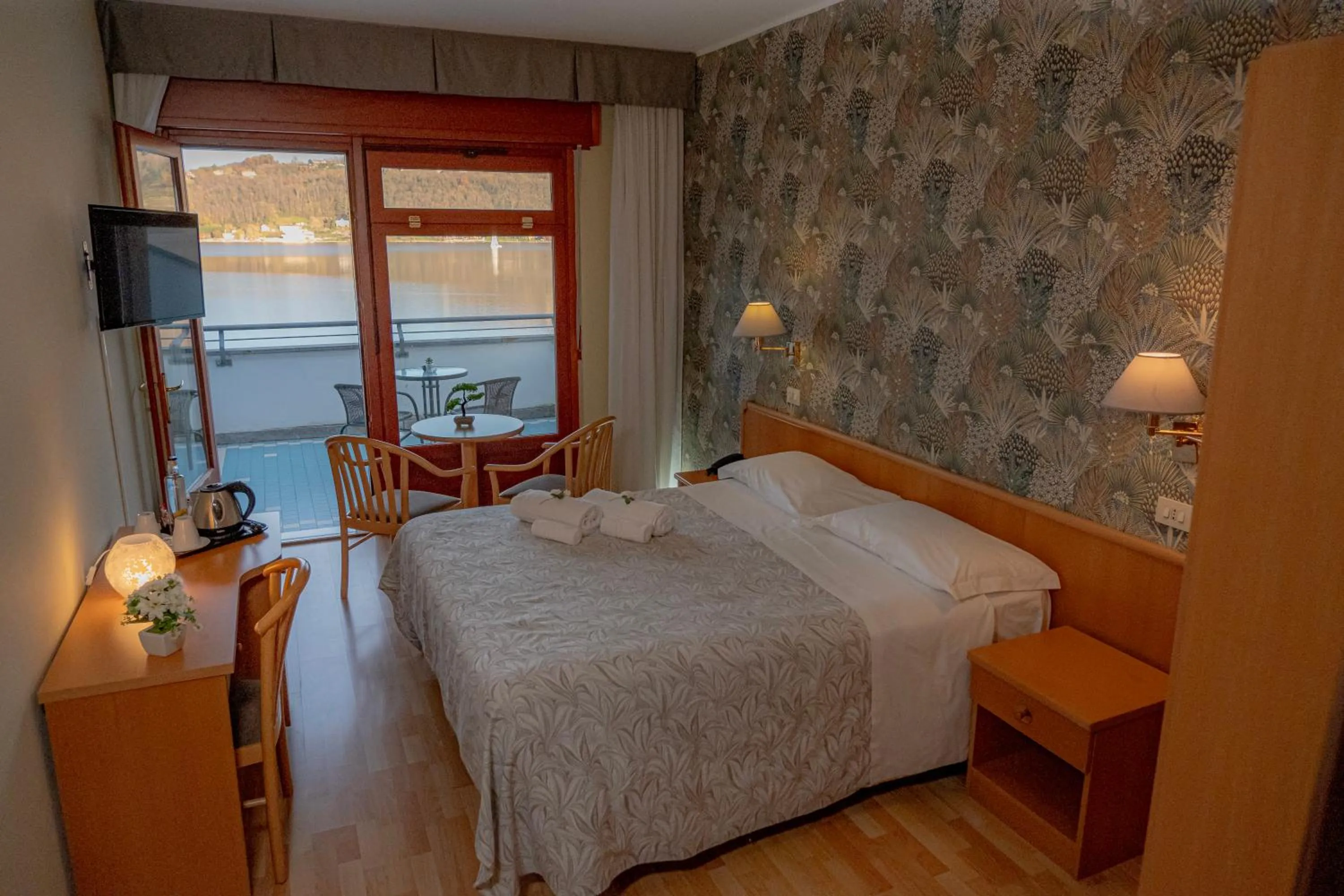 Photo of the whole room, Bed in Hotel Chalet del Lago