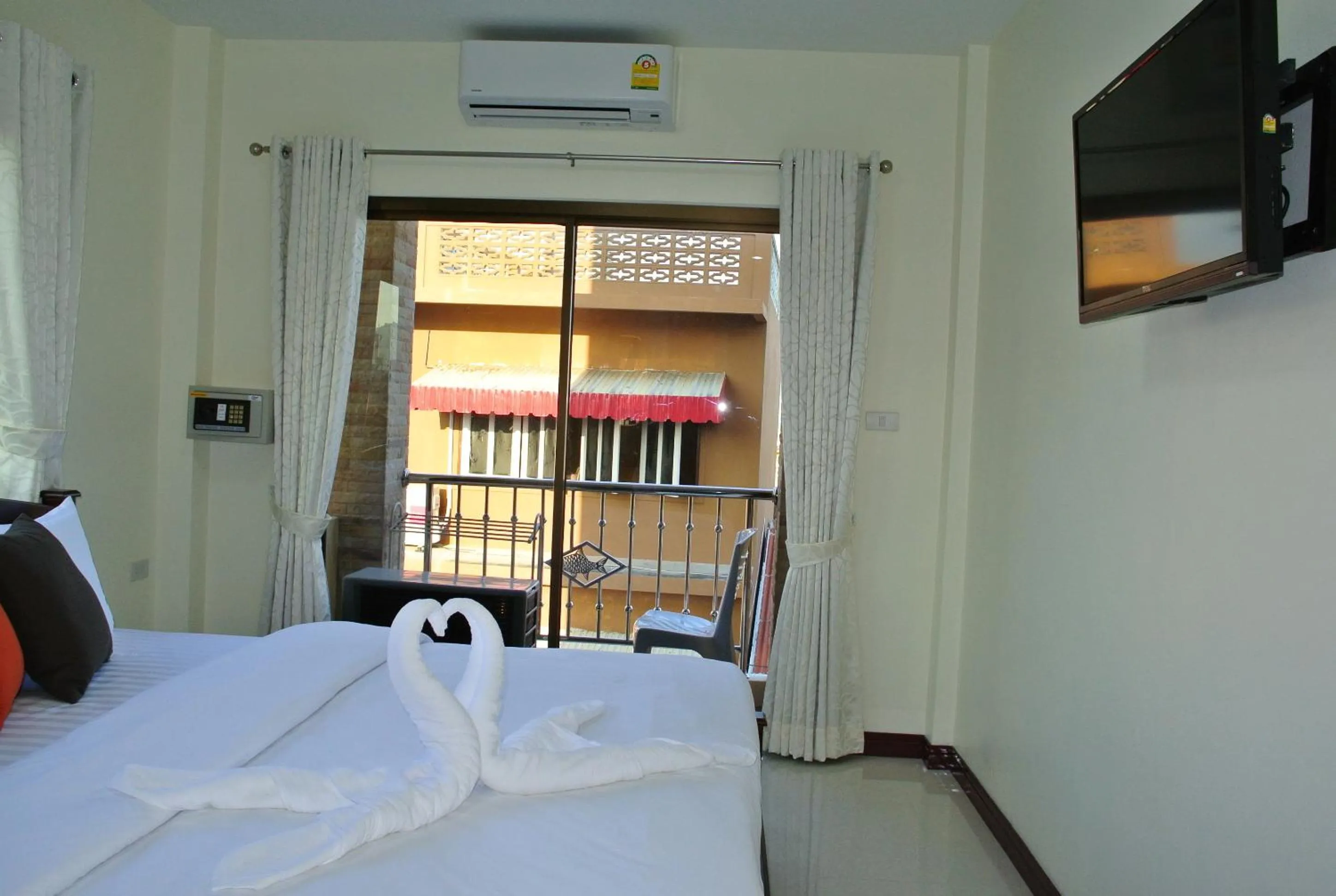 Day, Bed in Baan Taweesuk Guest House