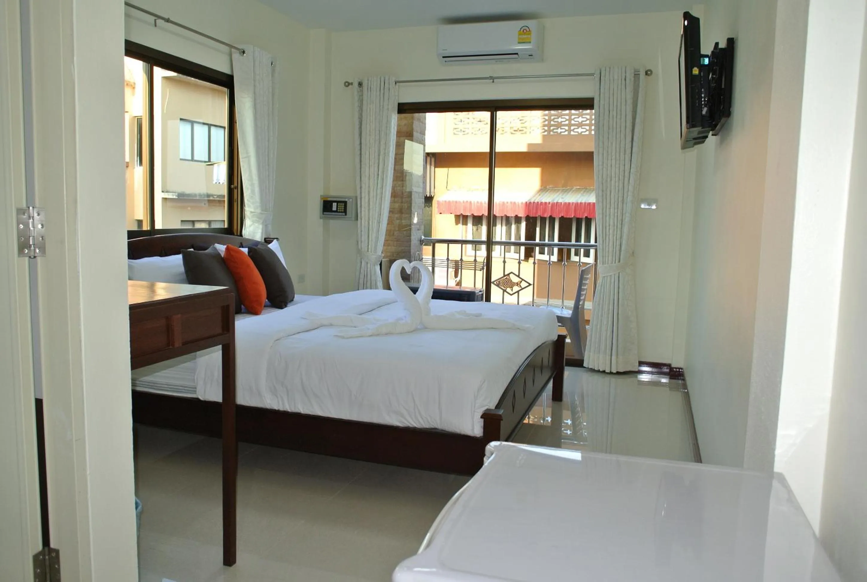 Day, Bed in Baan Taweesuk Guest House