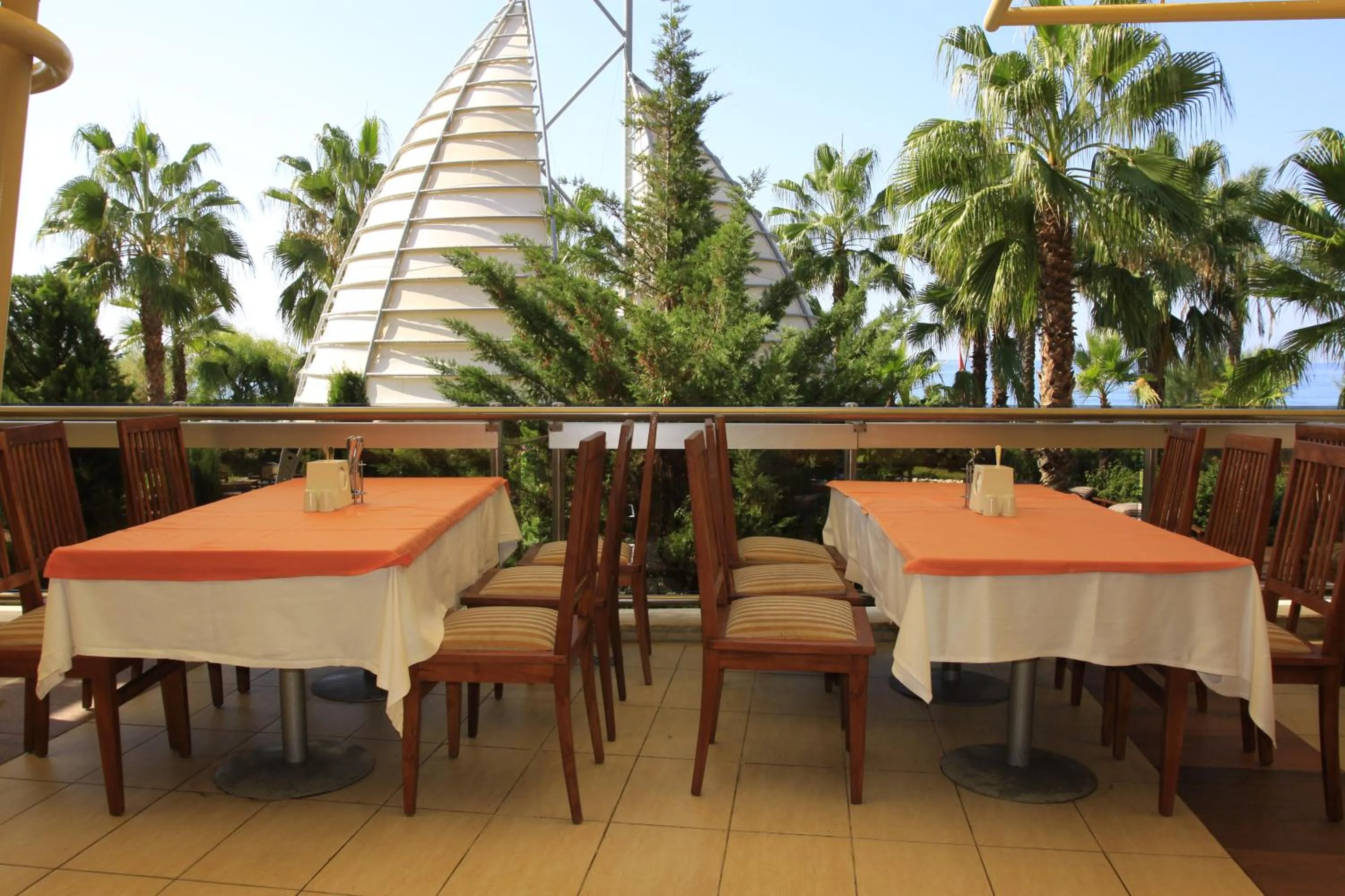 Restaurant/places to eat in AQI Pegasos Royal