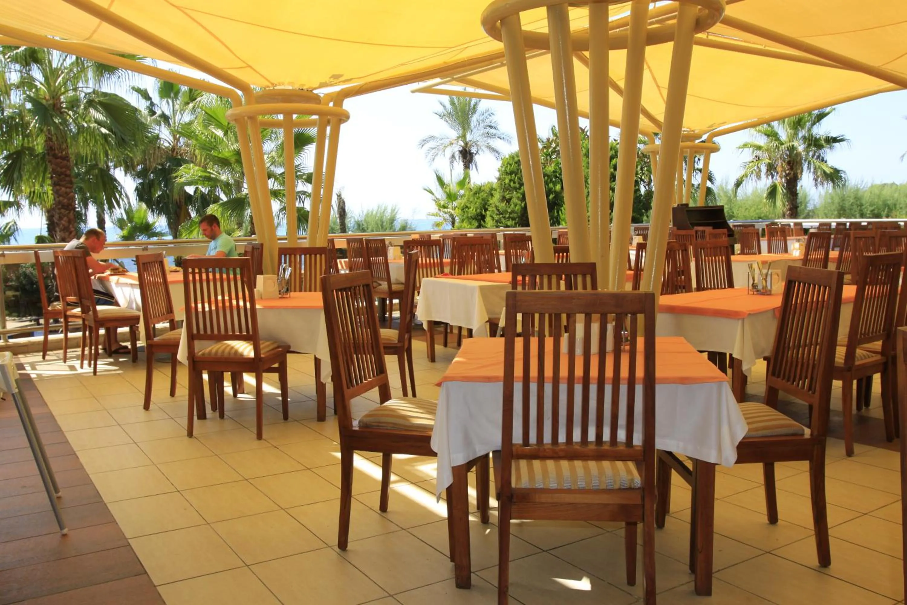 Restaurant/places to eat in AQI Pegasos Royal