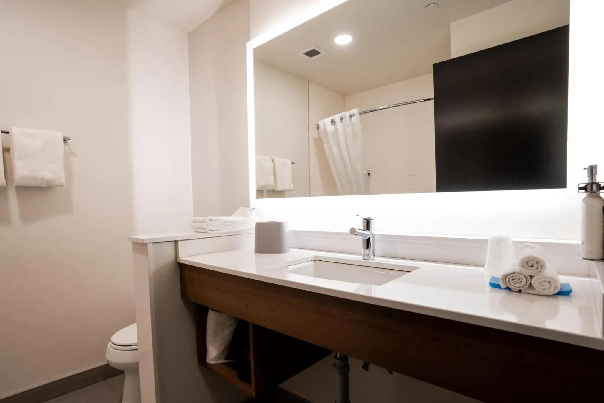 Photo of the whole room in Holiday Inn Express & Suites - Edmonton SW – Windermere by IHG