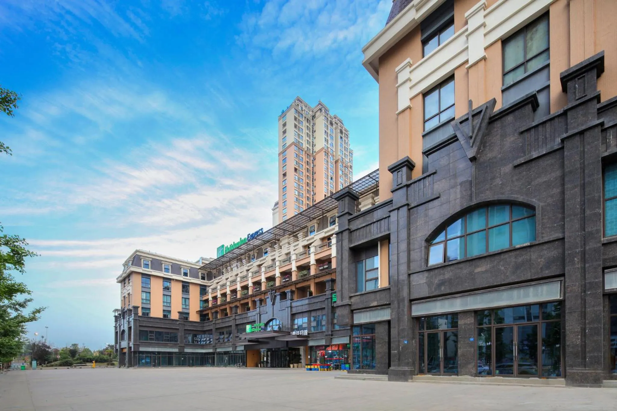 Property building in Holiday Inn Express Chengdu East Railway by lHG - Near The World Games Gymnasium