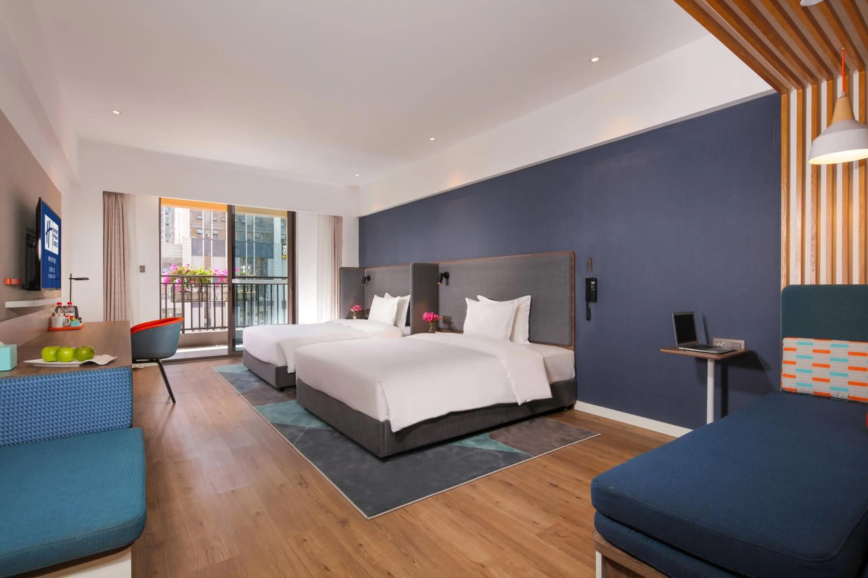 Balcony/Terrace, Bed in Holiday Inn Express Chengdu East Railway by lHG - Near The World Games Gymnasium