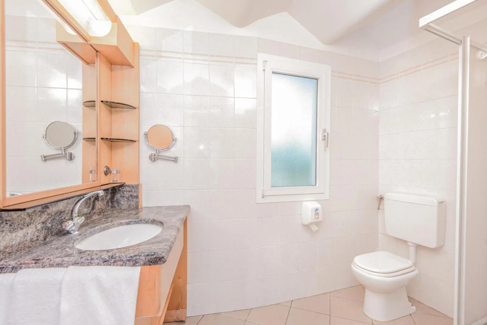 Shower in Hotel Riva degli Etruschi