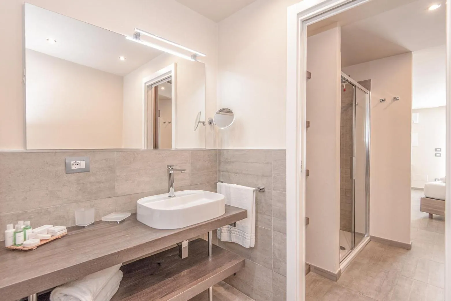 Shower in Hotel Riva degli Etruschi