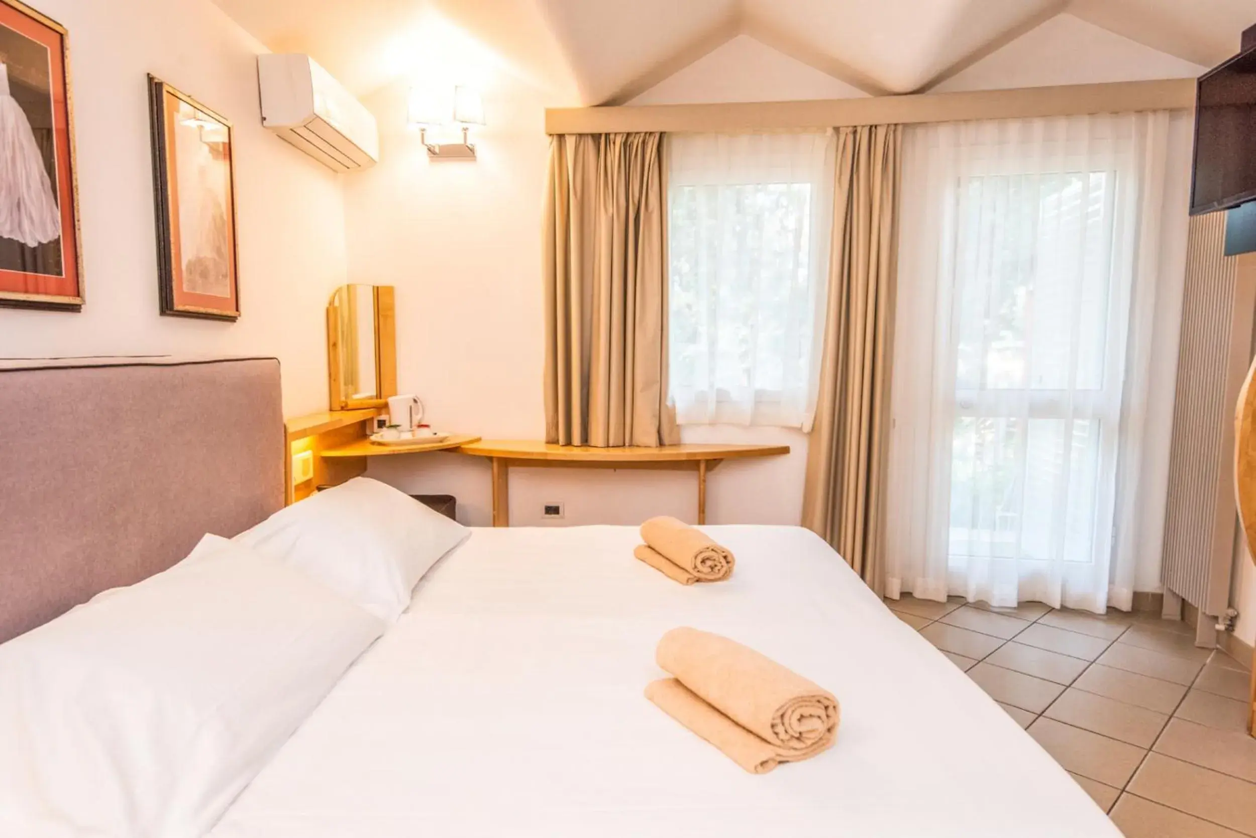 Classic Triple Room in Hotel Riva degli Etruschi Classic Triple Room in Hotel Riva degli Etruschi