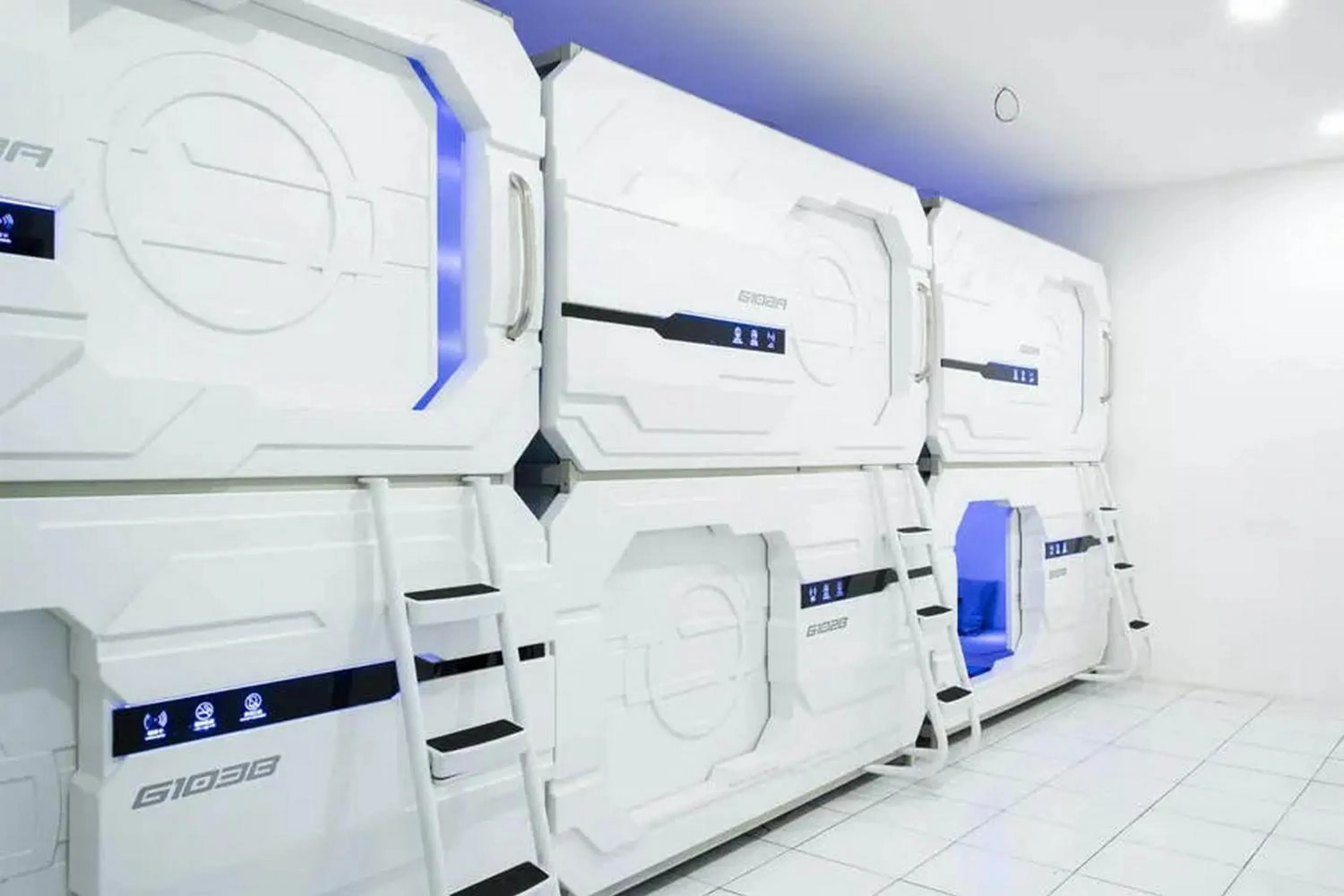 Bedroom in RedDoorz Hostel near Taman Puring