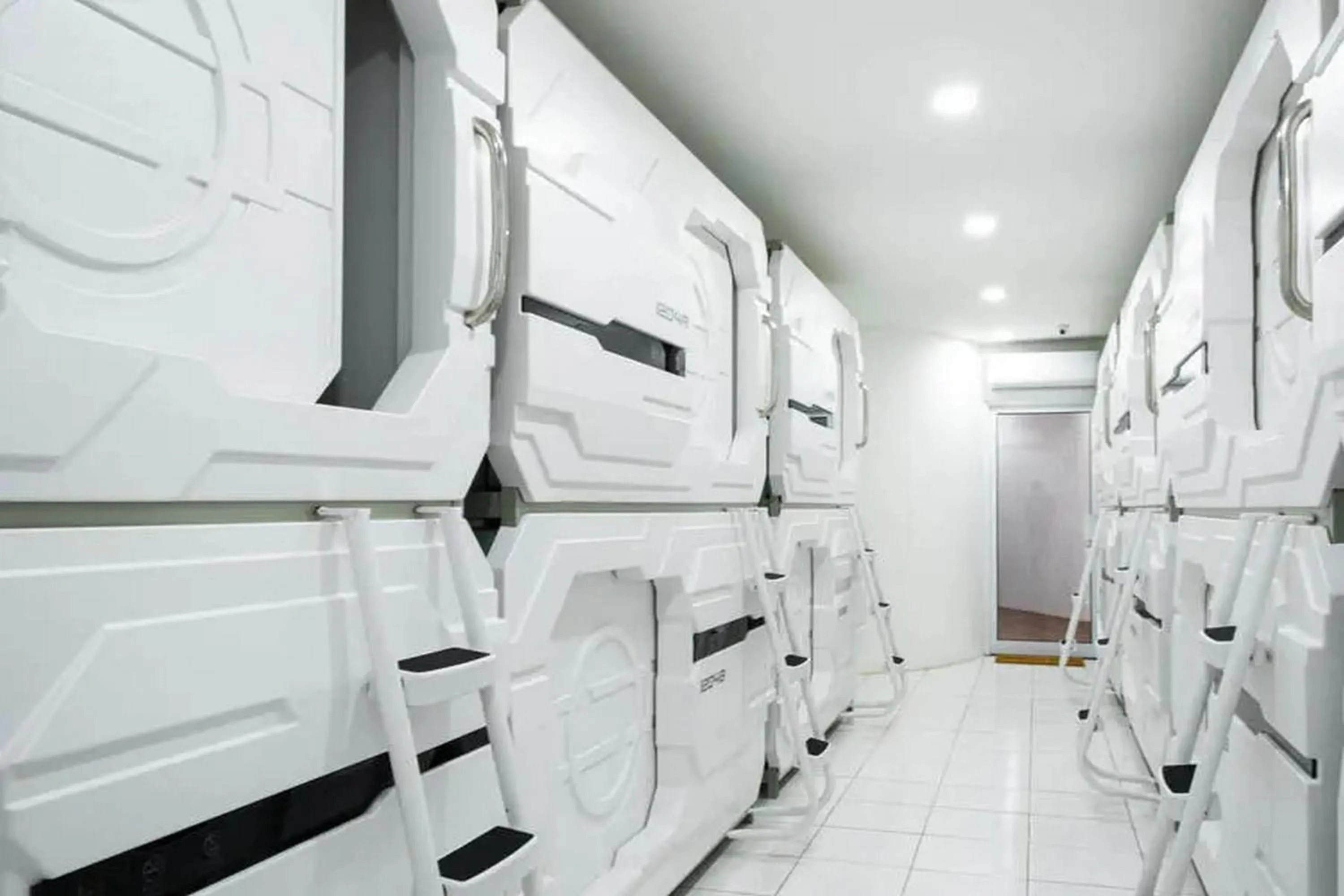 Bedroom in RedDoorz Hostel near Taman Puring