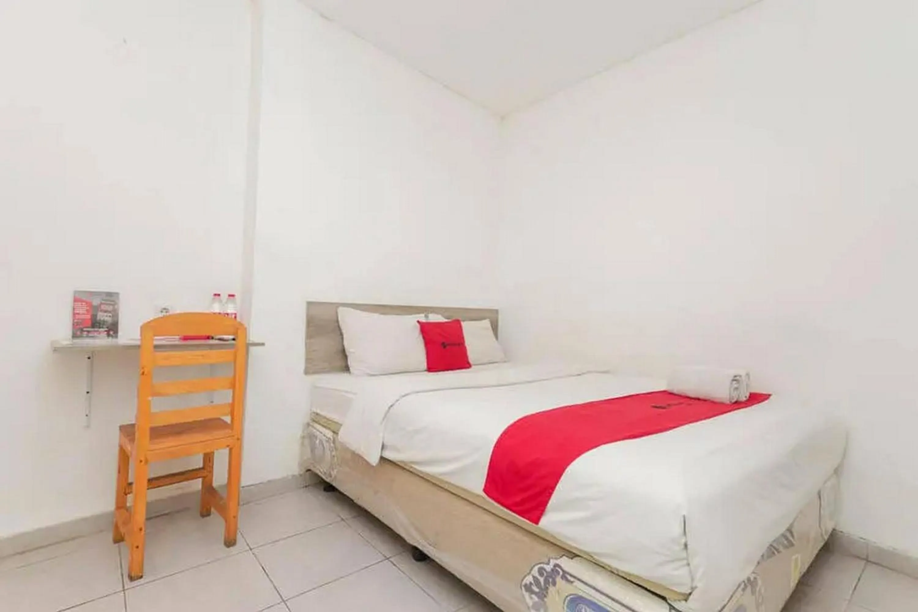 Bedroom, Bed in RedDoorz near Kaza Mall Surabaya