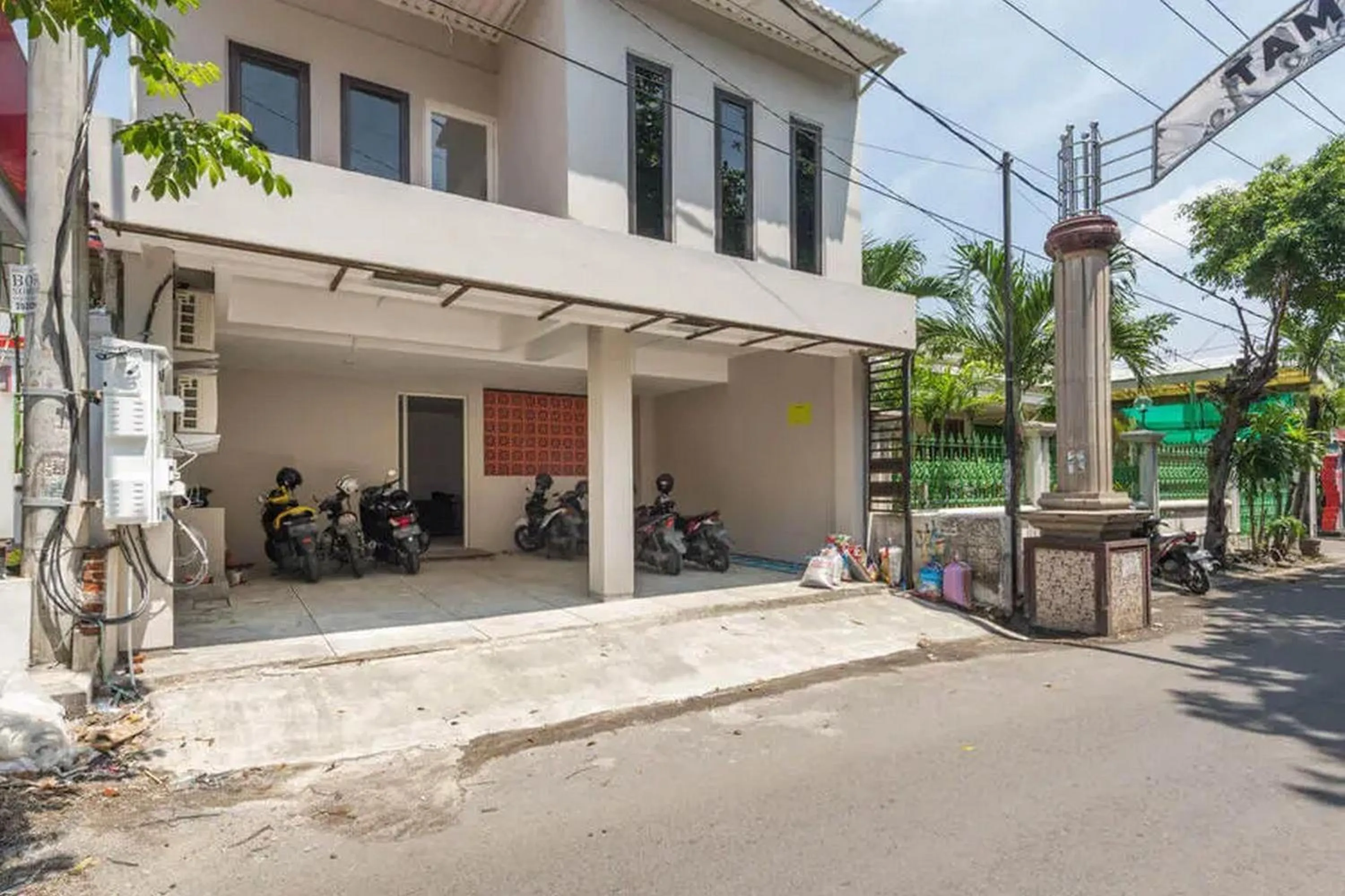 Property building in RedDoorz near Kaza Mall Surabaya