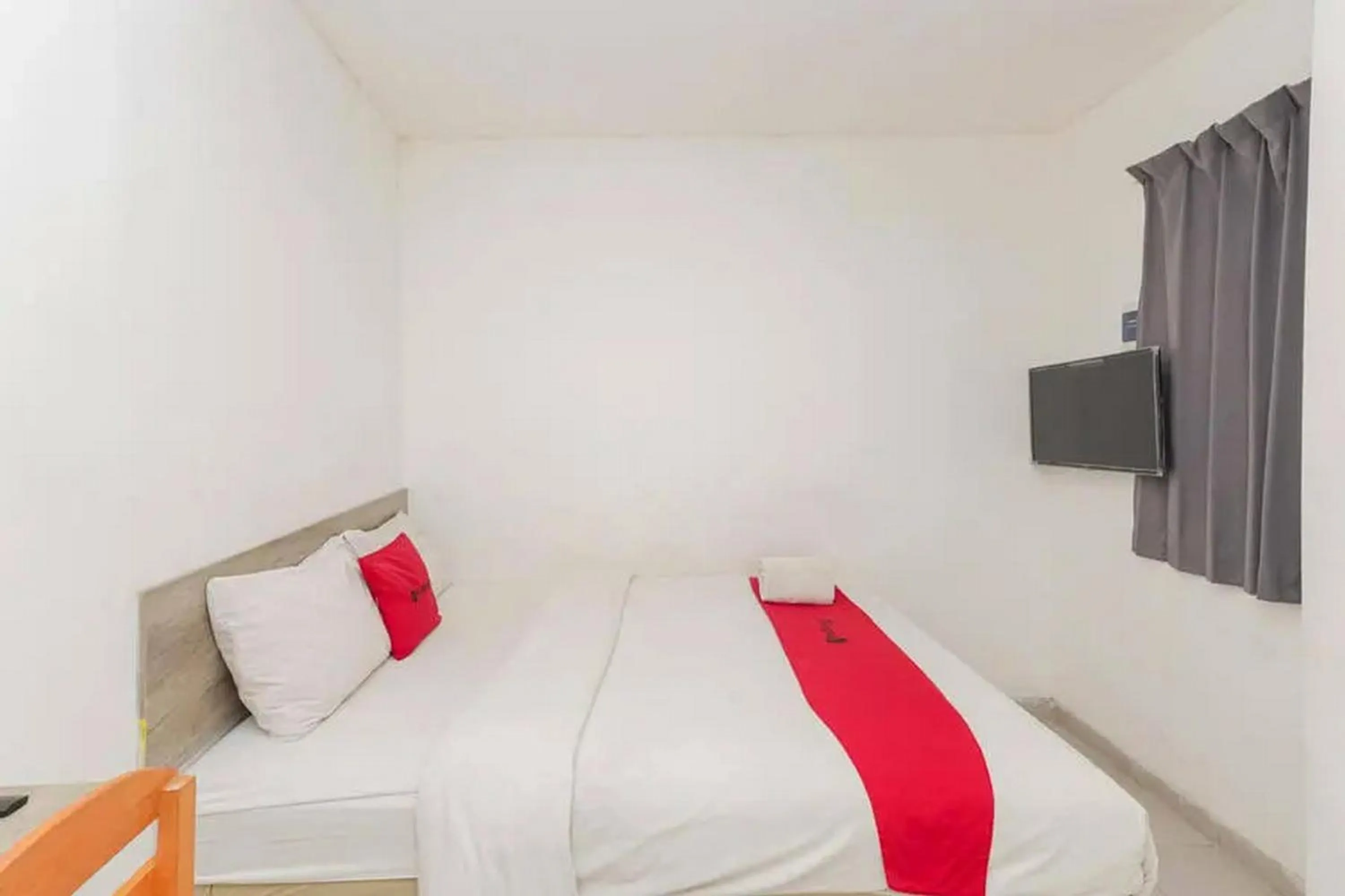 Bedroom, Bed in RedDoorz near Kaza Mall Surabaya