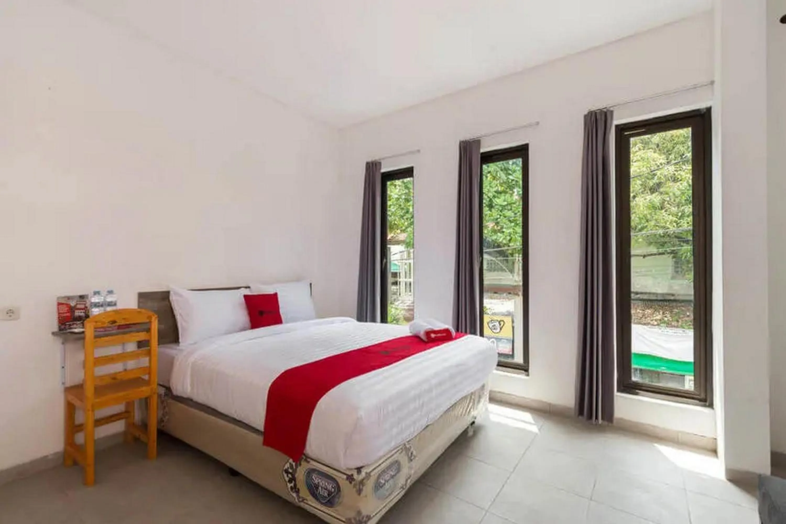 Bedroom, Bed in RedDoorz near Kaza Mall Surabaya