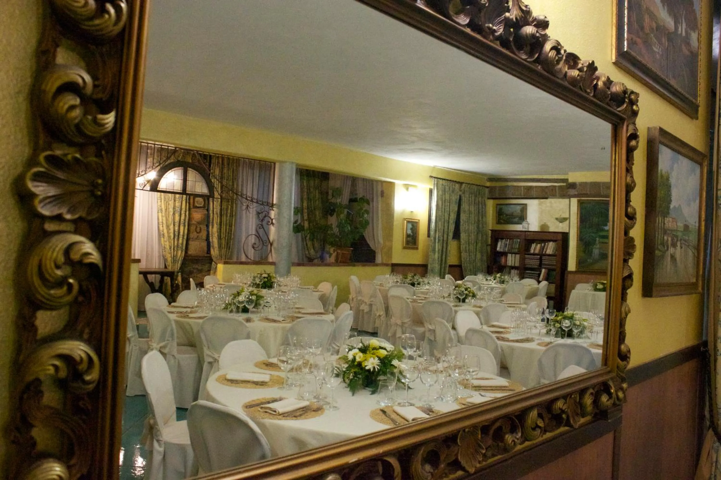 Restaurant/places to eat in Hotel Antico Residence Roma