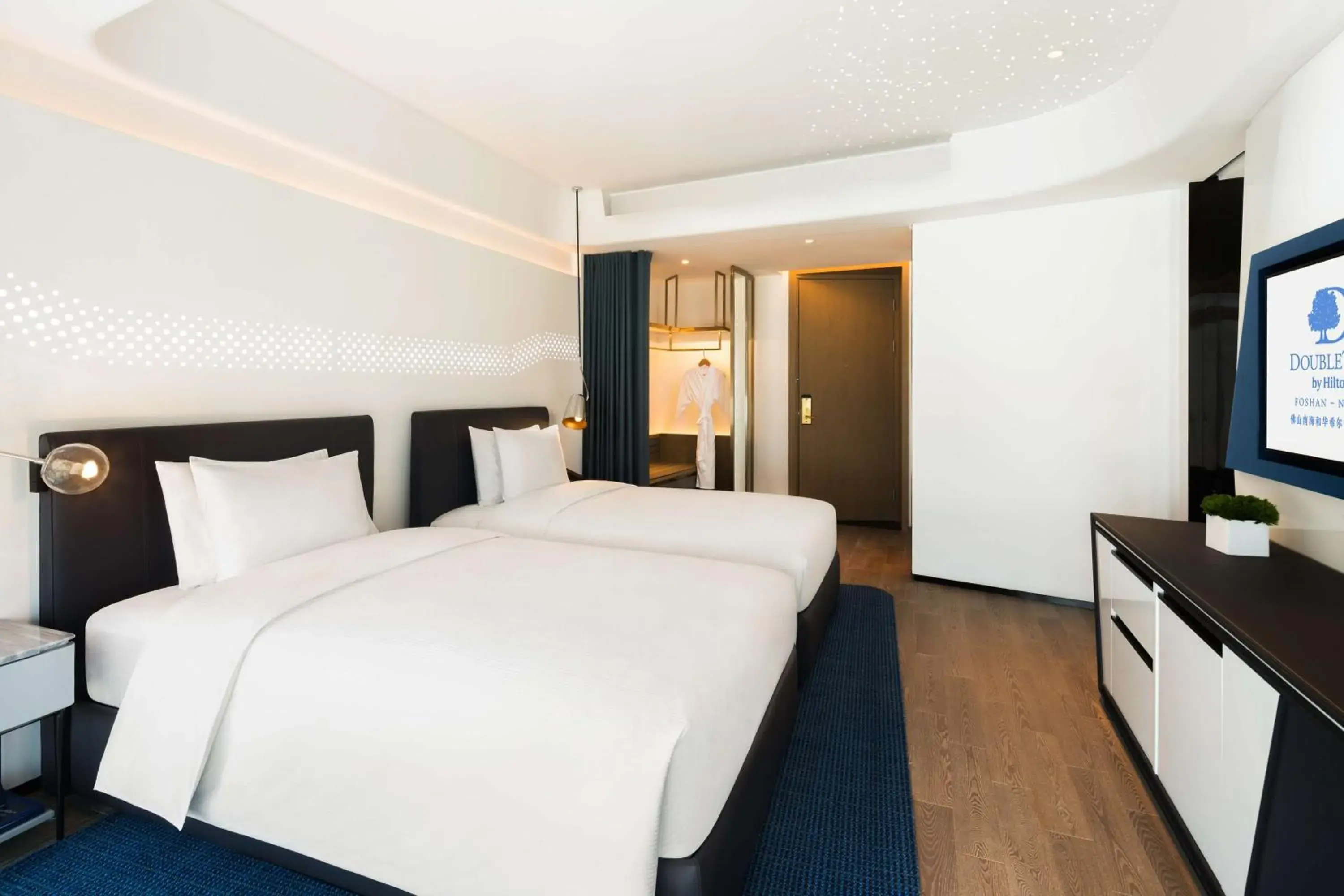 Twin Guest Room City View in Doubletree by Hilton Foshan Nanhai-Free Canton Fair Shuttle Bus Twin Guest Room City View in Doubletree by Hilton Foshan Nanhai-Free Canton Fair Shuttle Bus