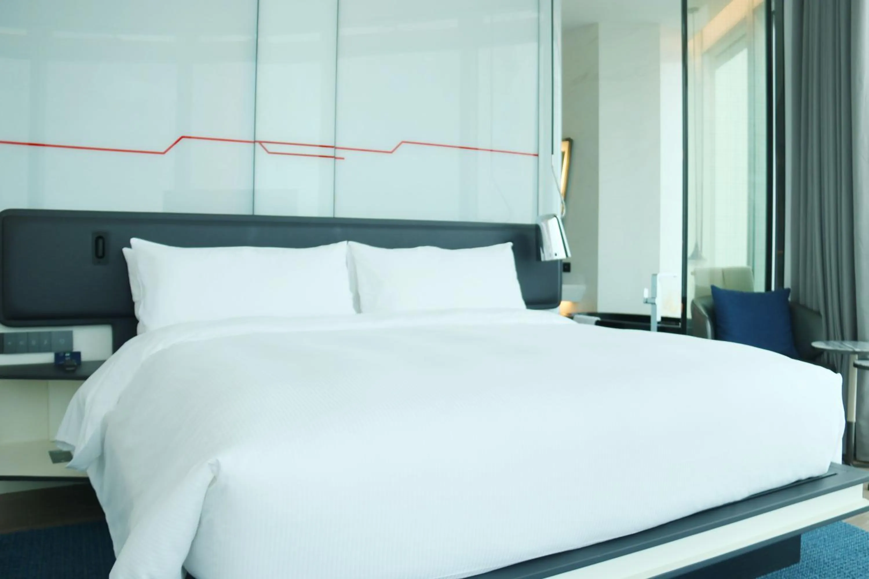 Photo of the whole room, Bed in Doubletree by Hilton Foshan Nanhai- Close to Guangzhou Jiaokou Metro