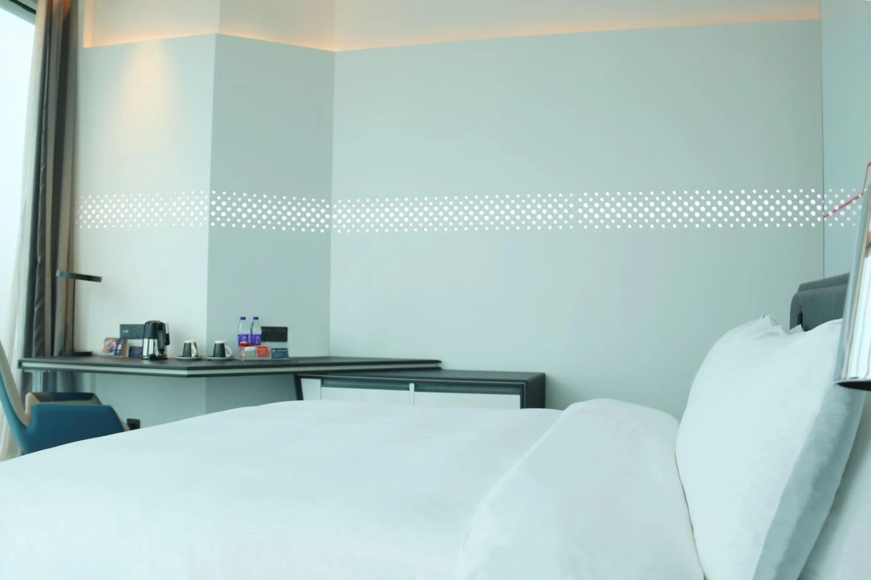 Photo of the whole room, Bed in Doubletree by Hilton Foshan Nanhai- Close to Guangzhou Jiaokou Metro