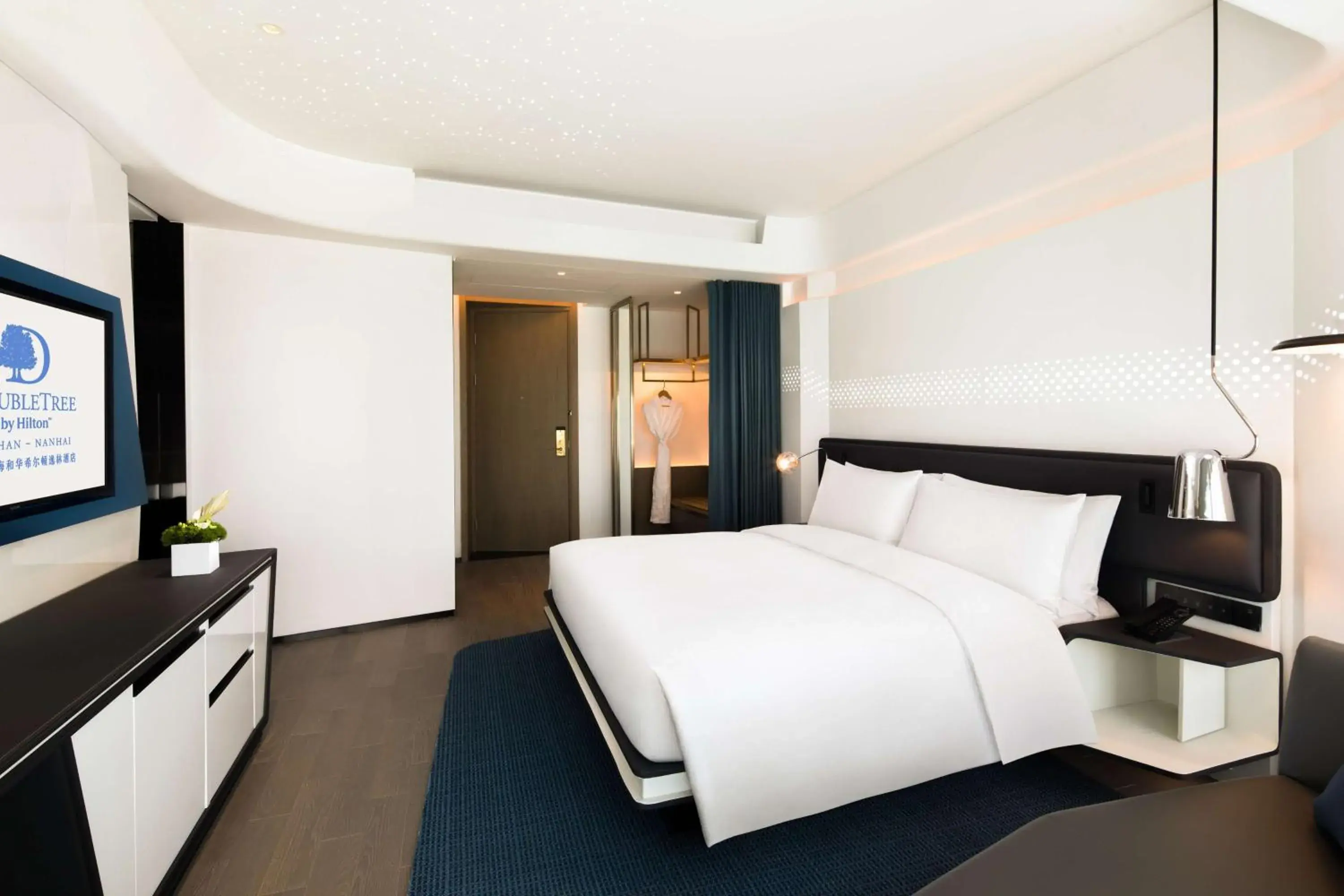 King Guest Room with City View in Doubletree by Hilton Foshan Nanhai-Free Canton Fair Shuttle Bus King Guest Room with City View in Doubletree by Hilton Foshan Nanhai-Free Canton Fair Shuttle Bus