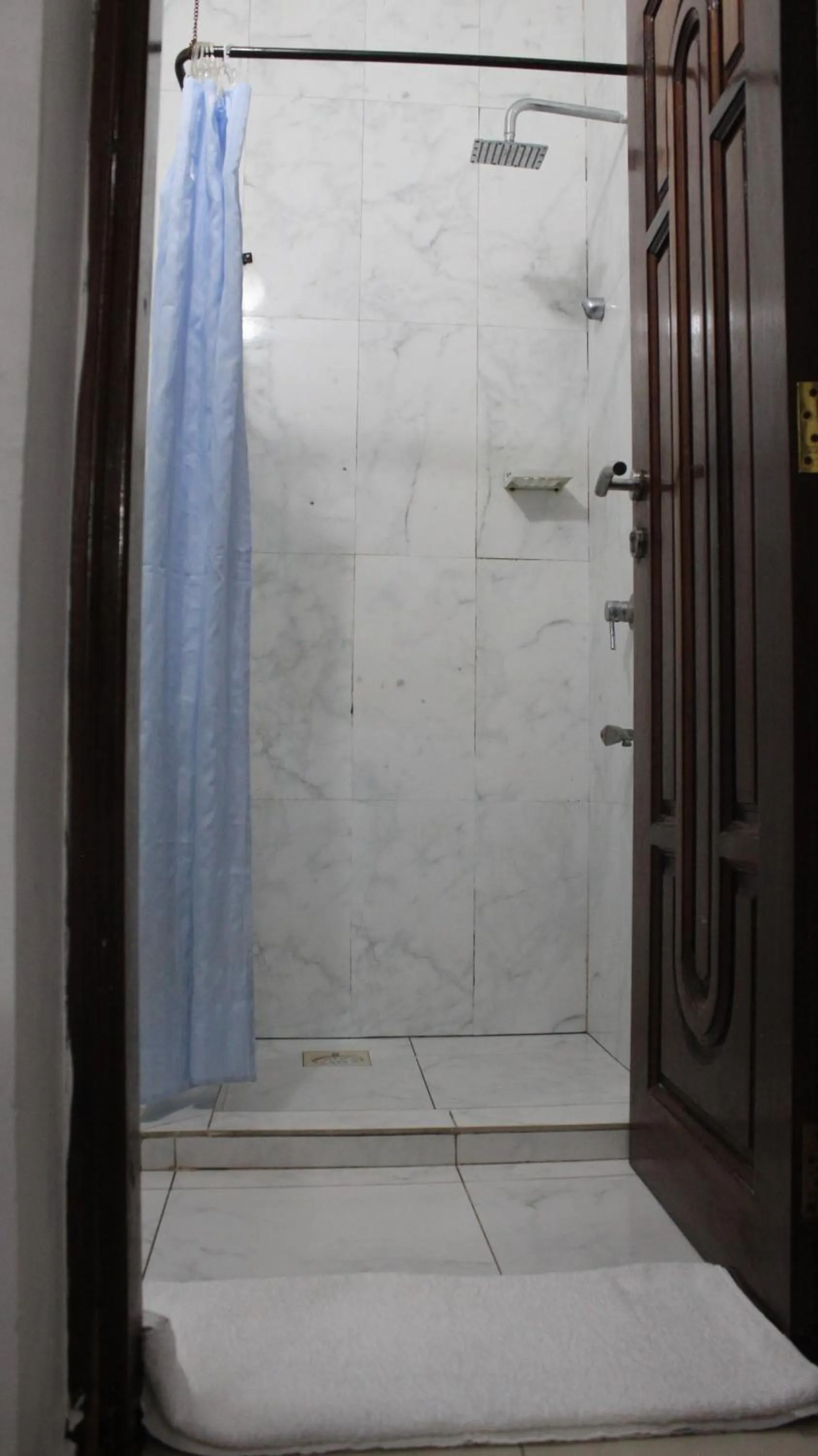 Shower in Al-Minar Hotel