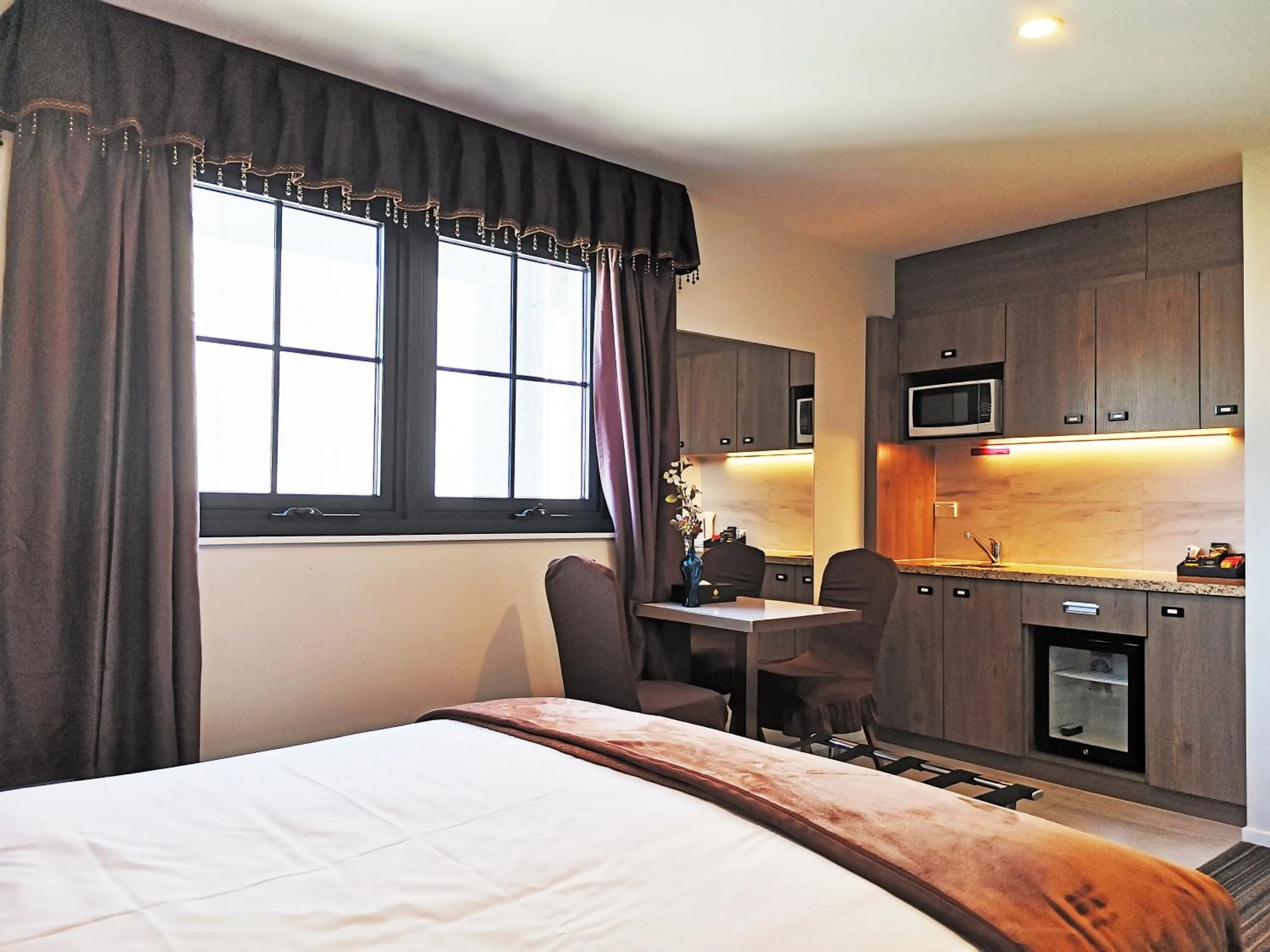 Kitchen or kitchenette, Bed in The Salisbury Business Class