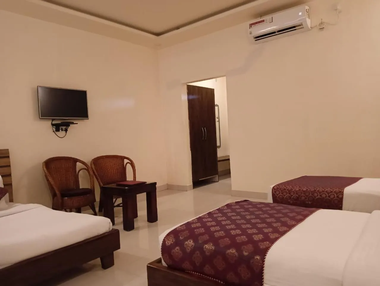 Bed in Hotel Zion Inn, Cantonment, Varanasi
